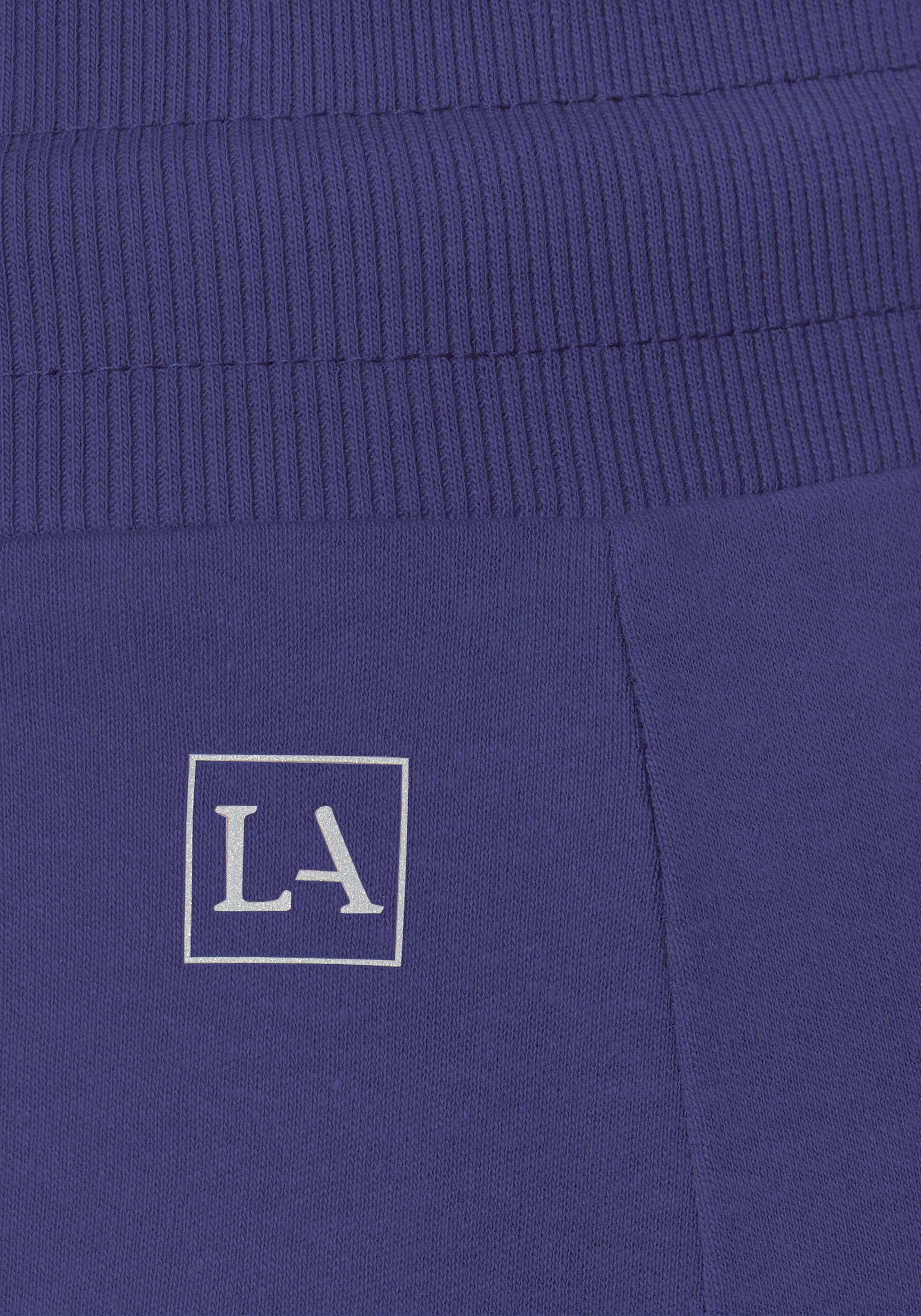 LASCANA ACTIVE Shorts mit kleinen Seitenschlitzen