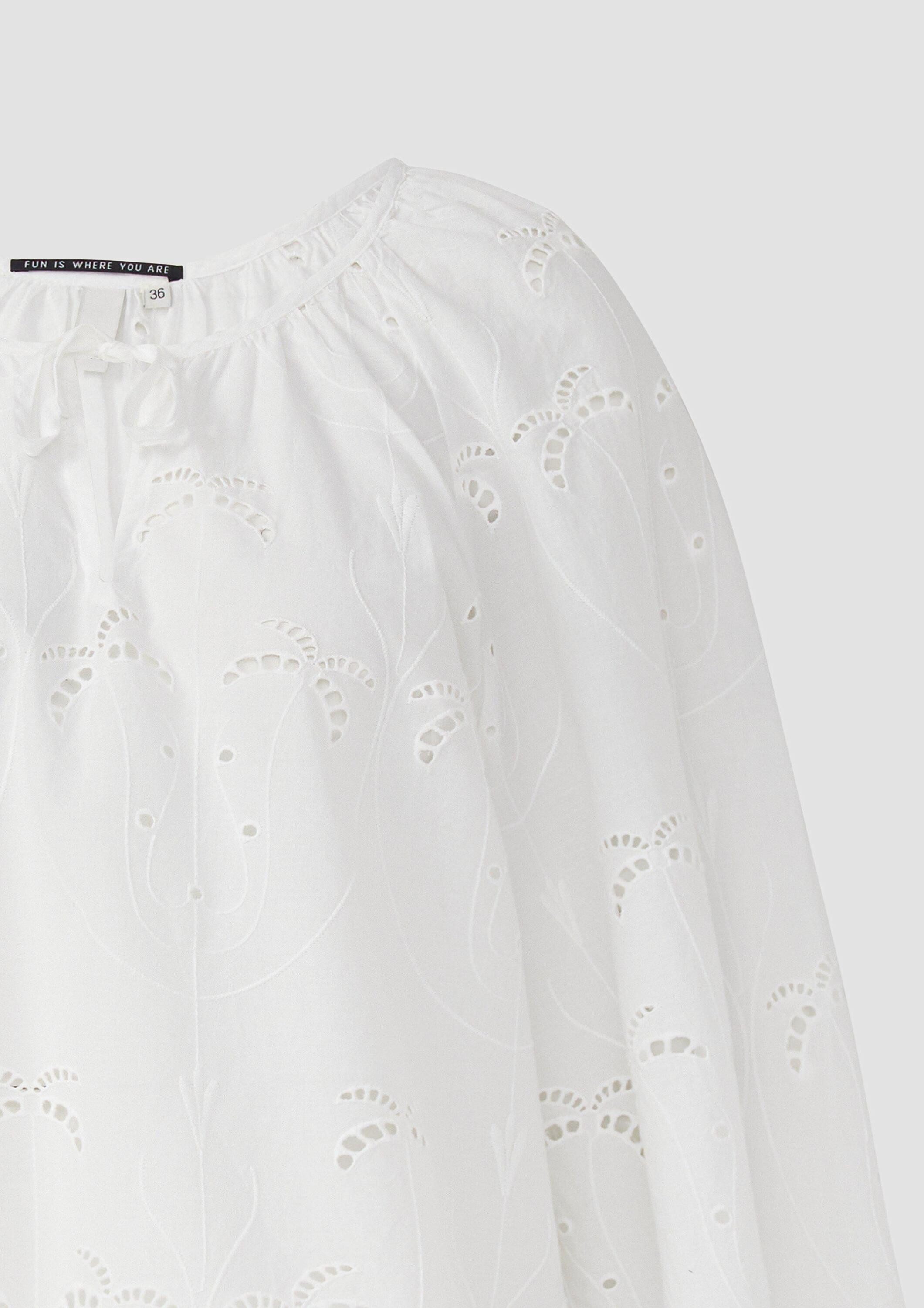 QS Kurzarmbluse Bluse Leichte Bluse mit Lochstickerei, QS x Sarah & Tini