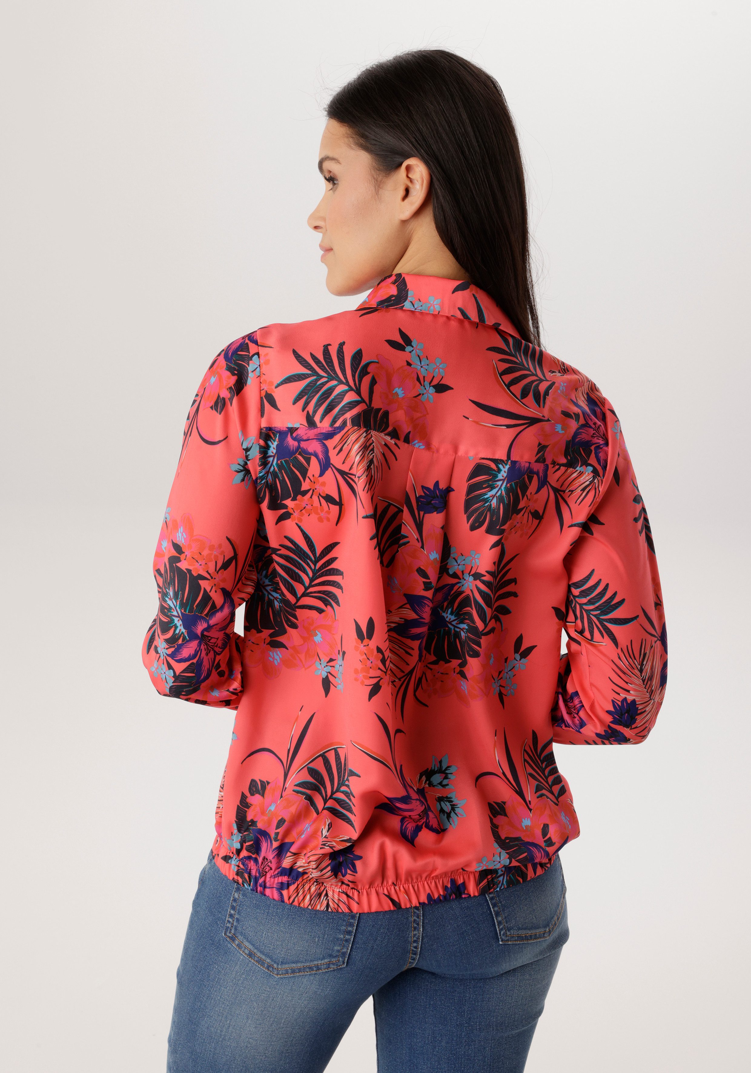 Aniston SELECTED Hemdbluse mit Gummizug am Saum und floralem Allover-Print – Bild 2 von 5