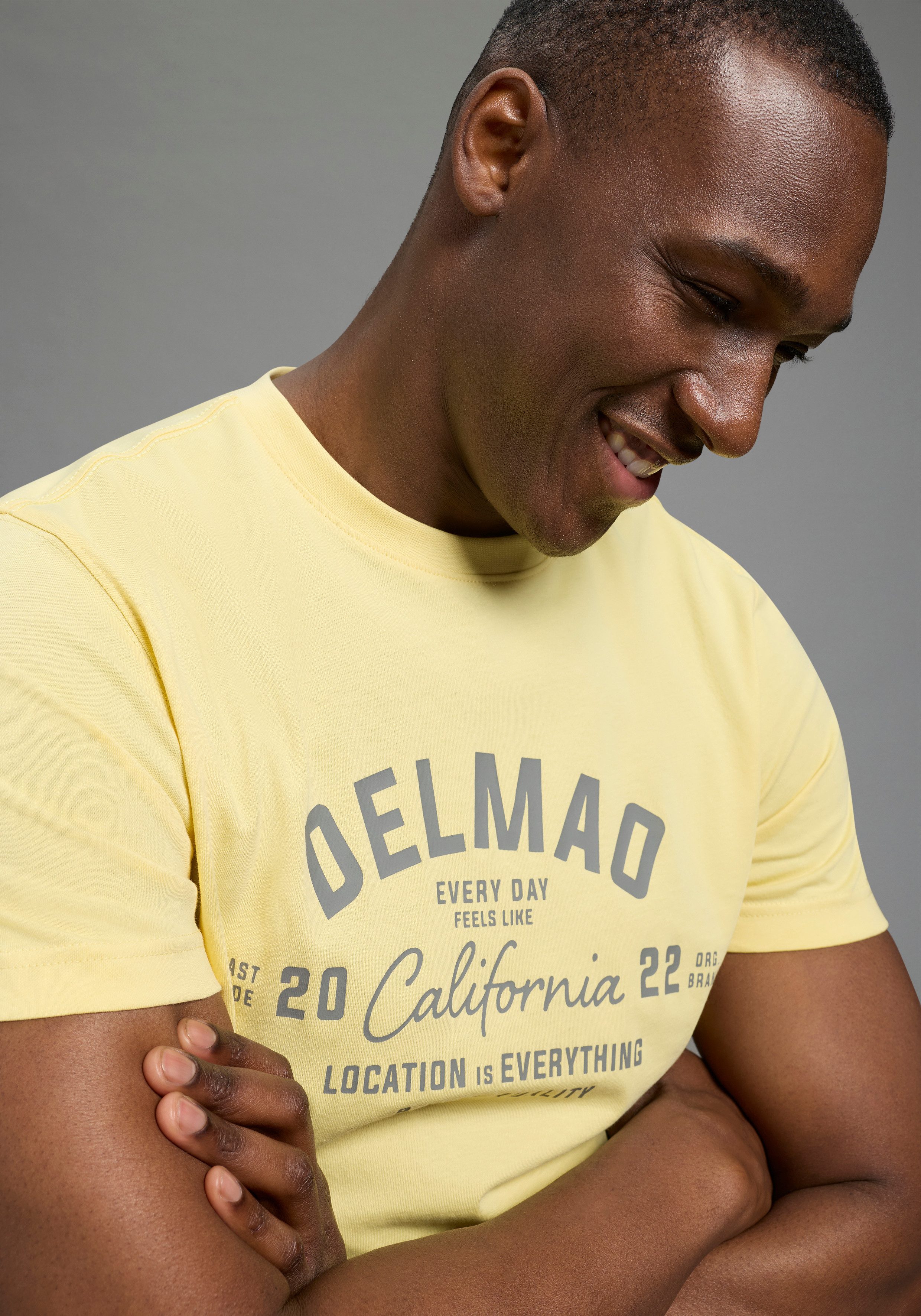 DELMAO Rundhalsshirt normale Passform, kurzarm, bedruckt, mit Rundhalsausschnitt – Bild 3 von 5