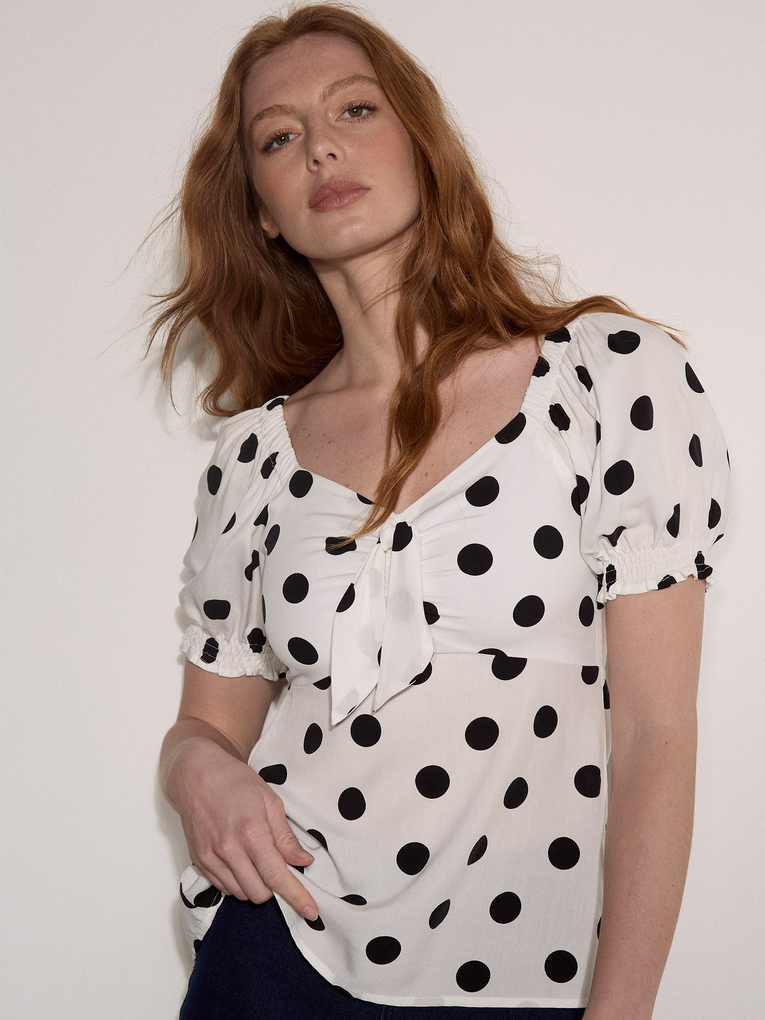 Apricot T-Shirt Top mit Polka-Dot-Muster mit Schleife