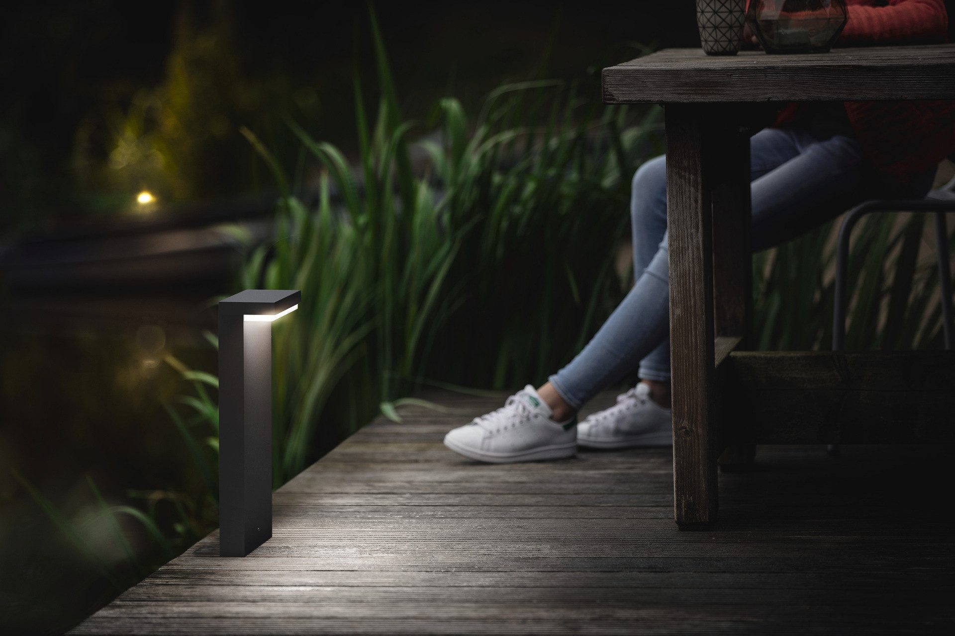 Philips Hue LED Sockelleuchte Outdoor A-Label Bustan Sockel UE 3,8W 27K, LED fest integriert