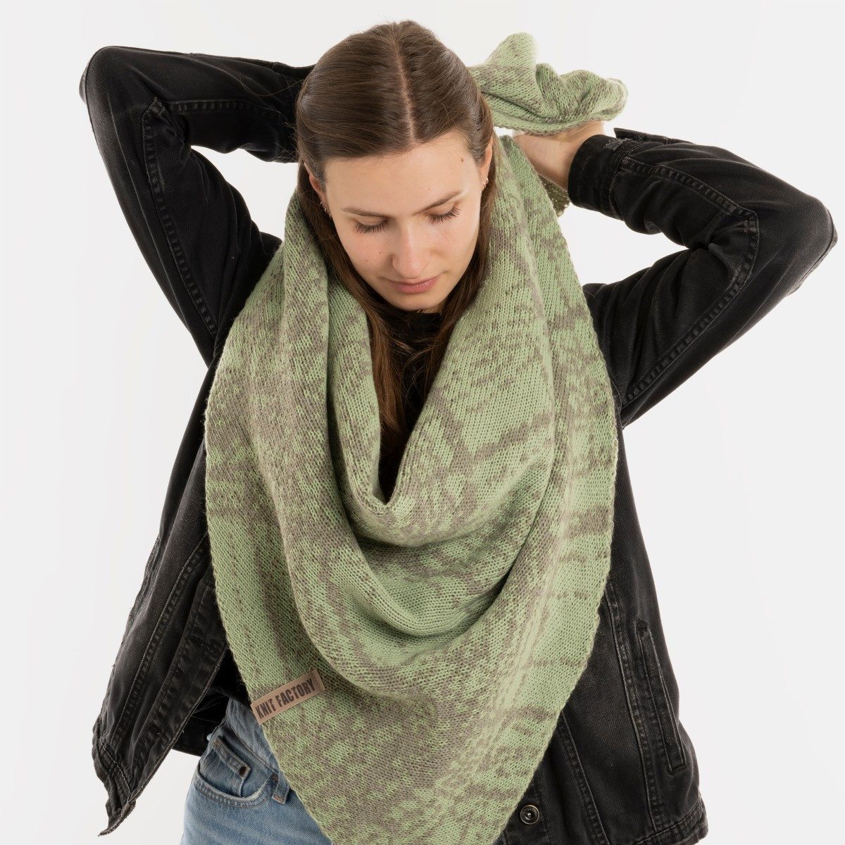 Knit Factory Strickschal Lea Dreiecksschal Urban Green Sage Green 190x85 cm Mix, (Set, 1-St. Spar-Set), Schal Damen Herren set loop tücher schals winter Strick Mode herbst