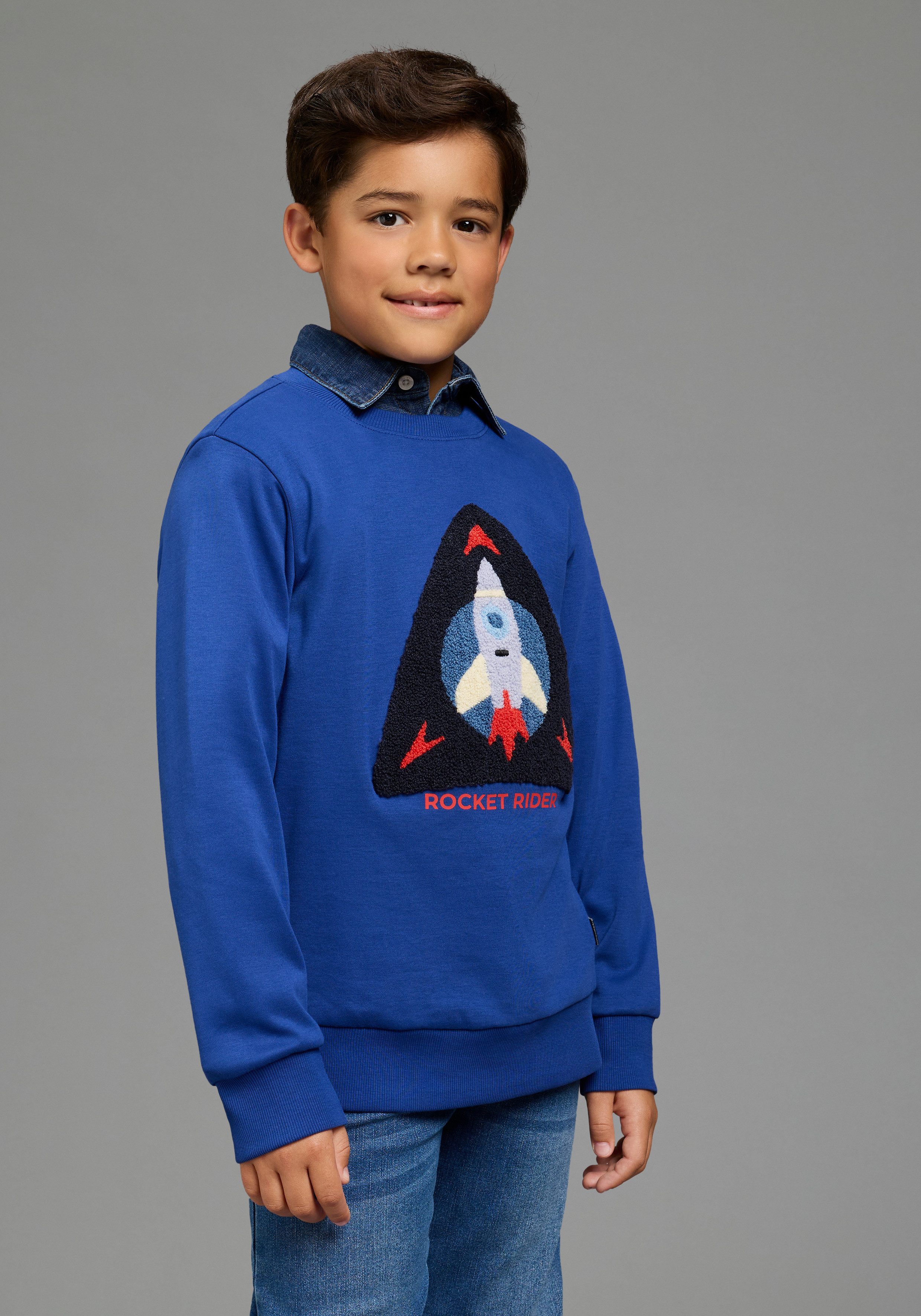 Scout Langarmshirt Shirt mit Frottee-Applikation: Rocket Rider - NEU von SCOUT Basic-Passform, mit Rundhalsausschnitt, mit Aufnäher und Badge