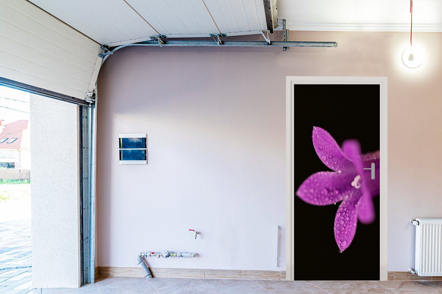 MuchoWow Türaufkleber, Tür, Matt, schwarzem bedruckt, lila für einer Eine St), Lilie 75x205 Türtapete auf cm Hintergrund, (1 Fototapete Nahaufnahme