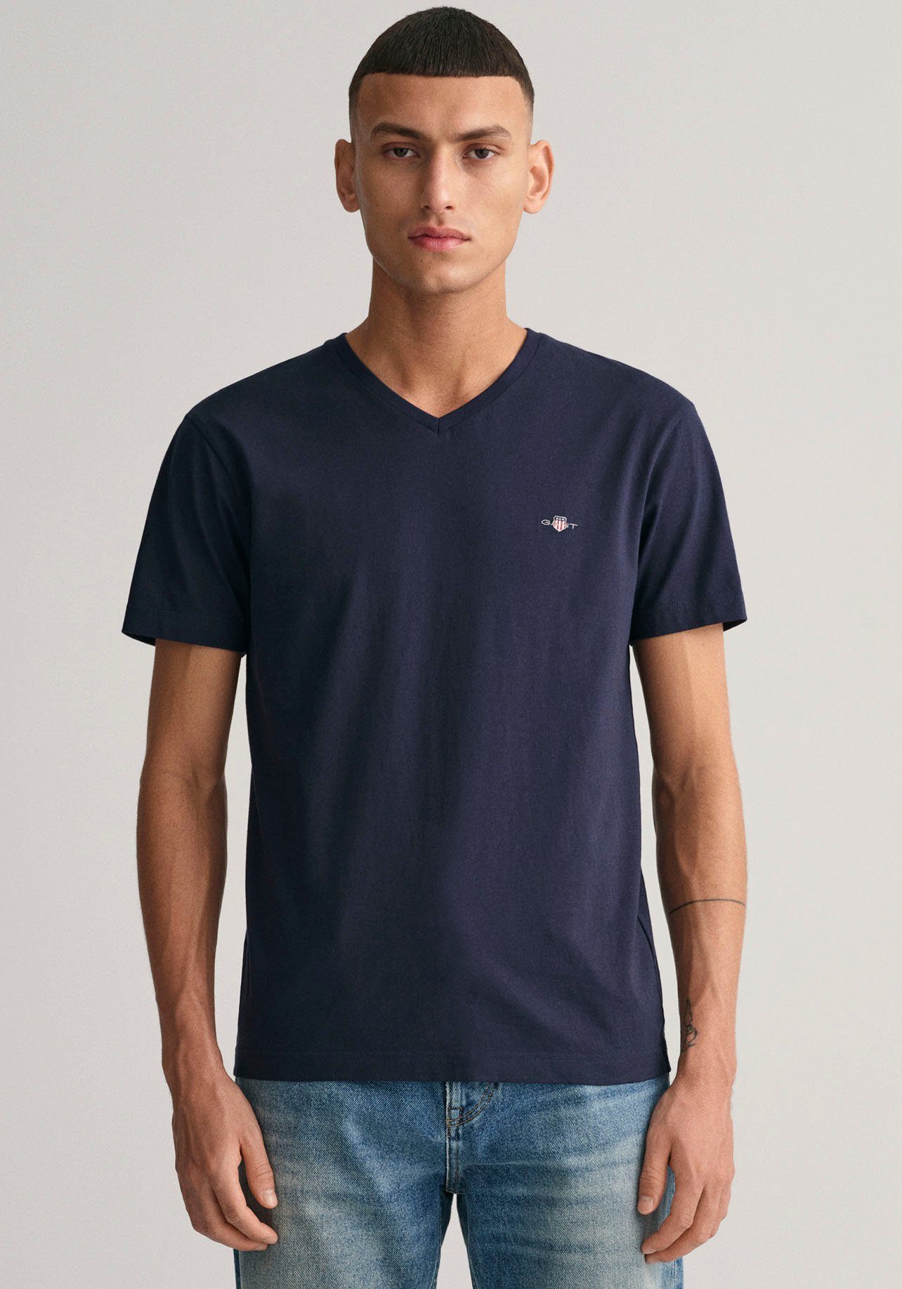 Gant T-Shirt SLIM SHIELD V-NECK T-SHIRT mit einer kleinen Logostickerei auf der Brust Evening blue