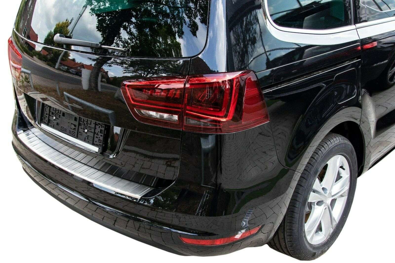 RECAMBO Ladekantenschutz für SEAT ALHAMBRA II , VW SHARAN II, ab 2010- Stoßstangenschutz, V2A rostfrei, Exklusive Optik, praktischer Schutz & perfekte Passform – Bild 4 von 5