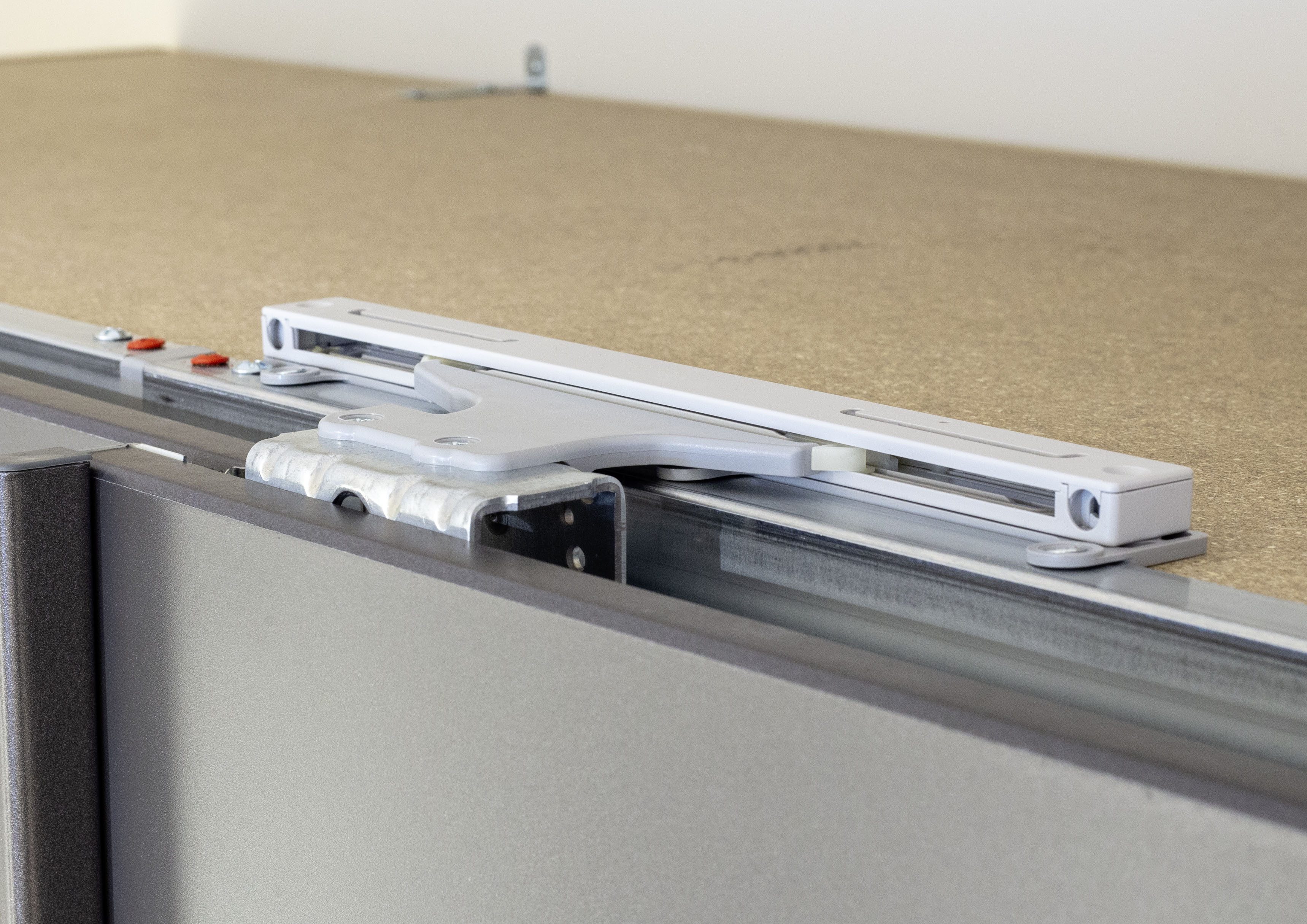 rauch Schwebetürselbsteinzug Soft-Close Zubehör Kleiderschrank Türdämpfer, für Mitteltür der 3-türigen Rauch- Schwebetürenschränke ORANGE – Bild 4 von 5