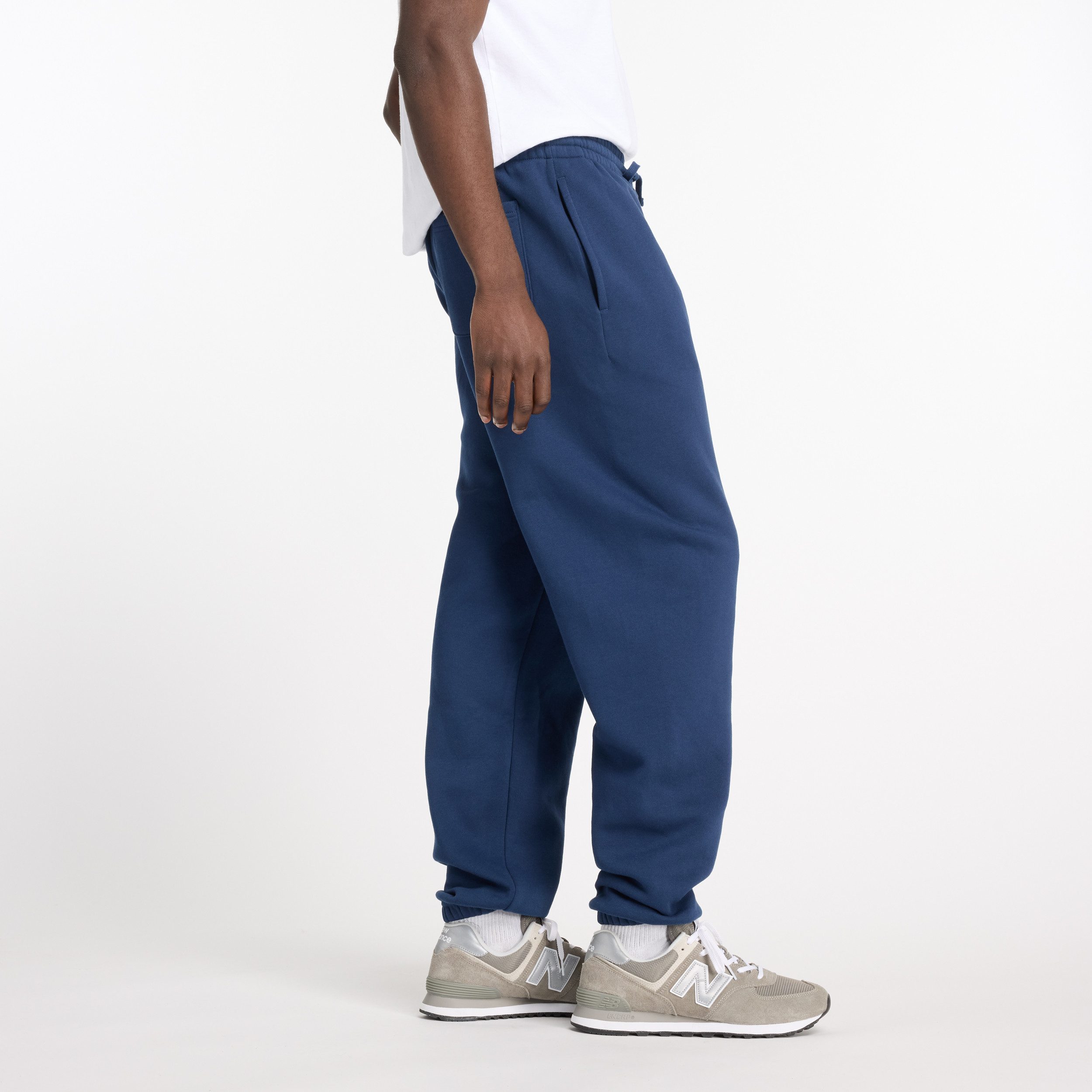 New Balance Jogginghose SPORT ESSENTIALS FLEECE JOGGER mit Eingrifftaschen, aus Fleece, lockere Passform