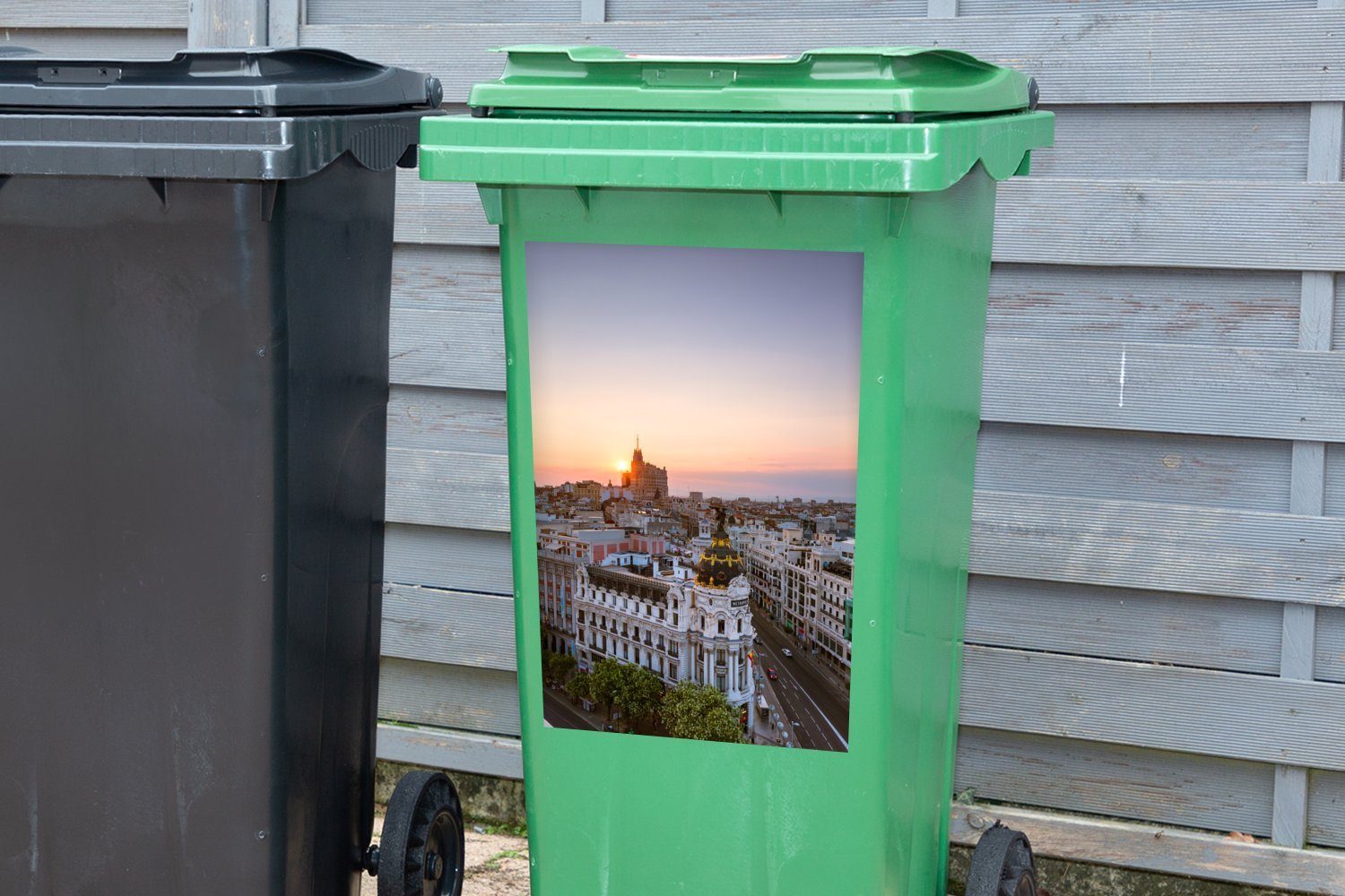 MuchoWow Wandsticker Madrid (1 Sticker, der in aus St), Mülleimer-aufkleber, Container, Spanien Vogelperspektive Mülltonne, Abfalbehälter