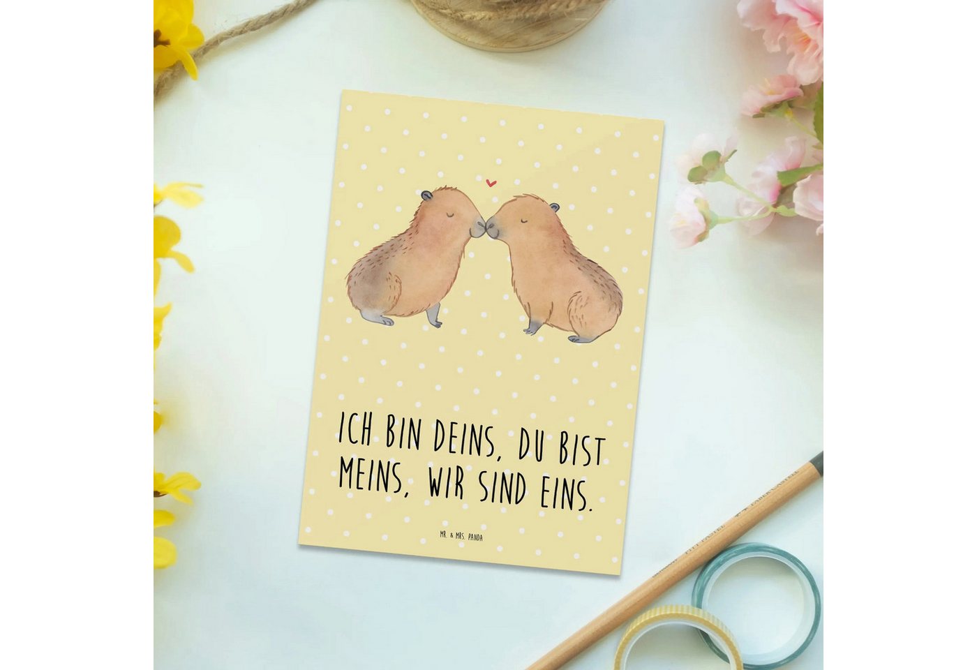 Thumbnail - Mr. & Mrs. Panda Postkarte Capybara Liebe - Gelb Pastell - Geschenk, Tiermotive, Ansichtskarten, Glücksmomente teilen