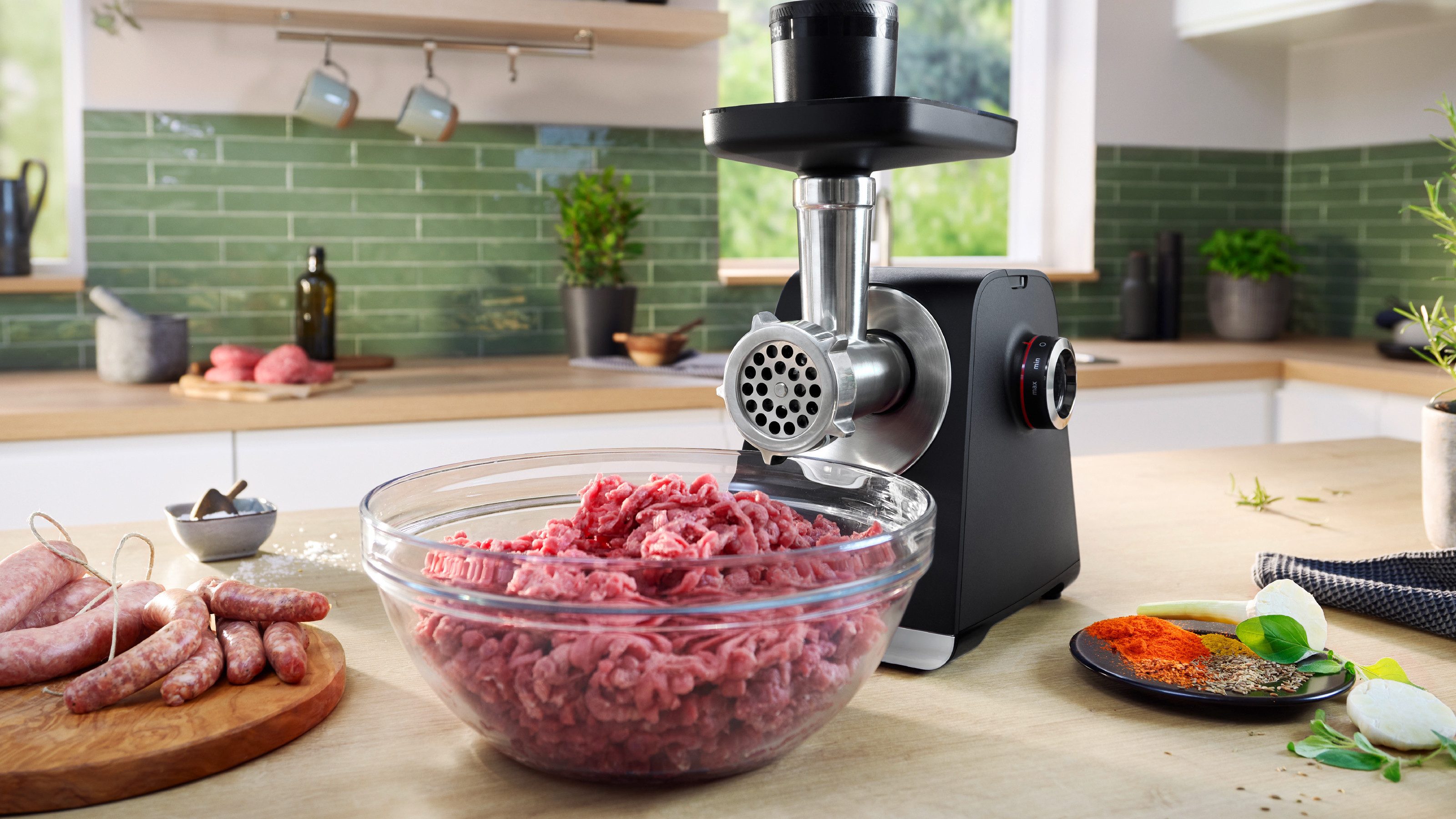 BOSCH Fleischwolf Serie 6 MFWS660B, 3,5kg/Min., Raspel, 2 Lochscheiben (3&8mm), schwarz, 500 W, Fruchtpresse, 2 Stufen, 10 J Motorgarantie, Planetengetriebe