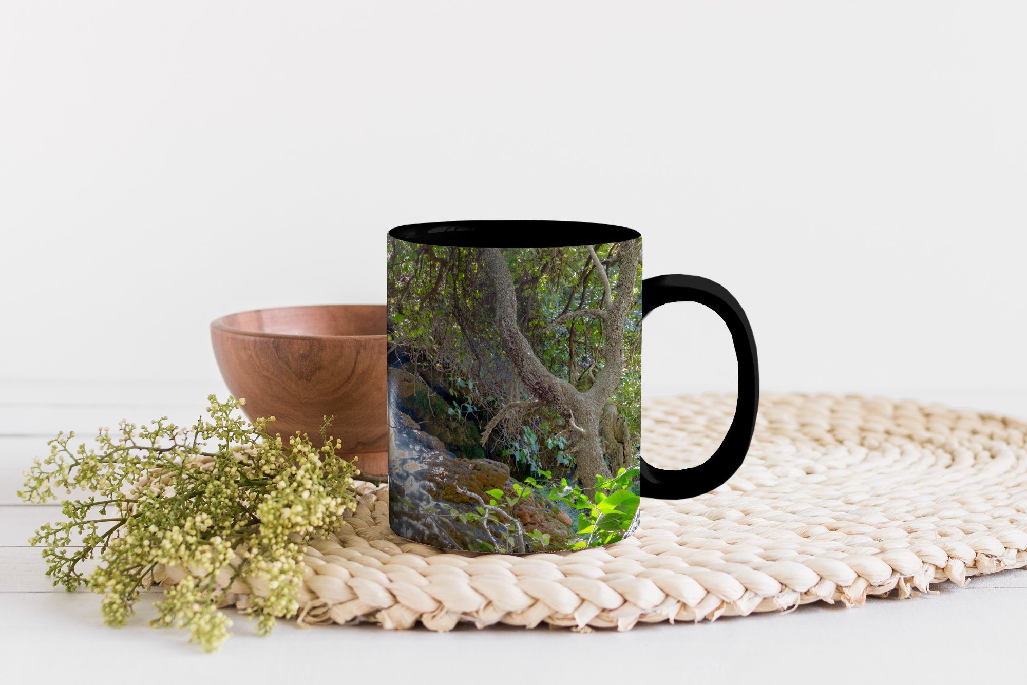 Teetasse, in, Geschenk Krka-Nationalpark Tasse den Wasserfall Ein MuchoWow im Farbwechsel, Keramik, Kaffeetassen, zwischen Baumstämmen Zaubertasse,