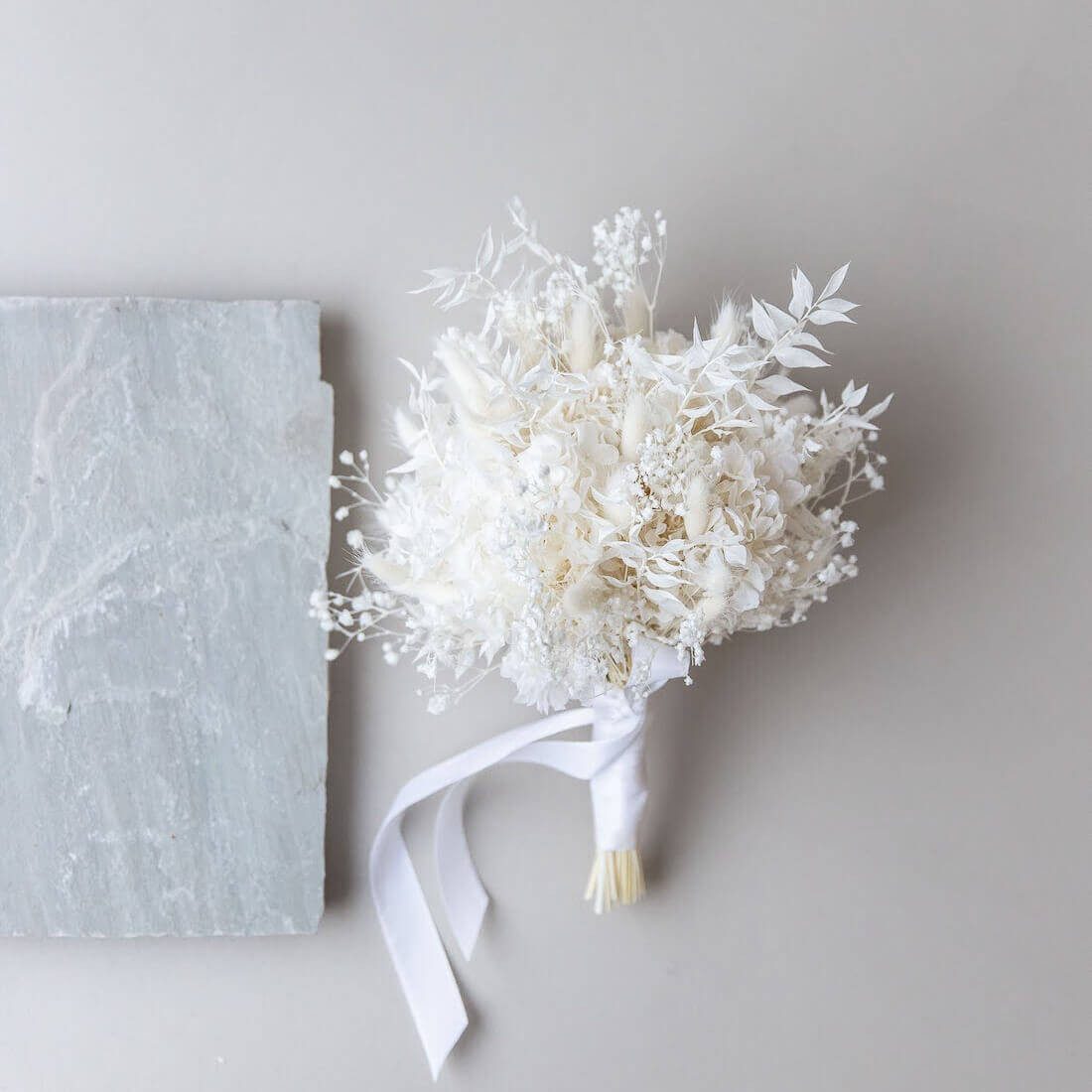 Trockenblume Brautstrauß minimalistisch Trockenblumen weiß, LYKKE & You, Höhe 35 cm