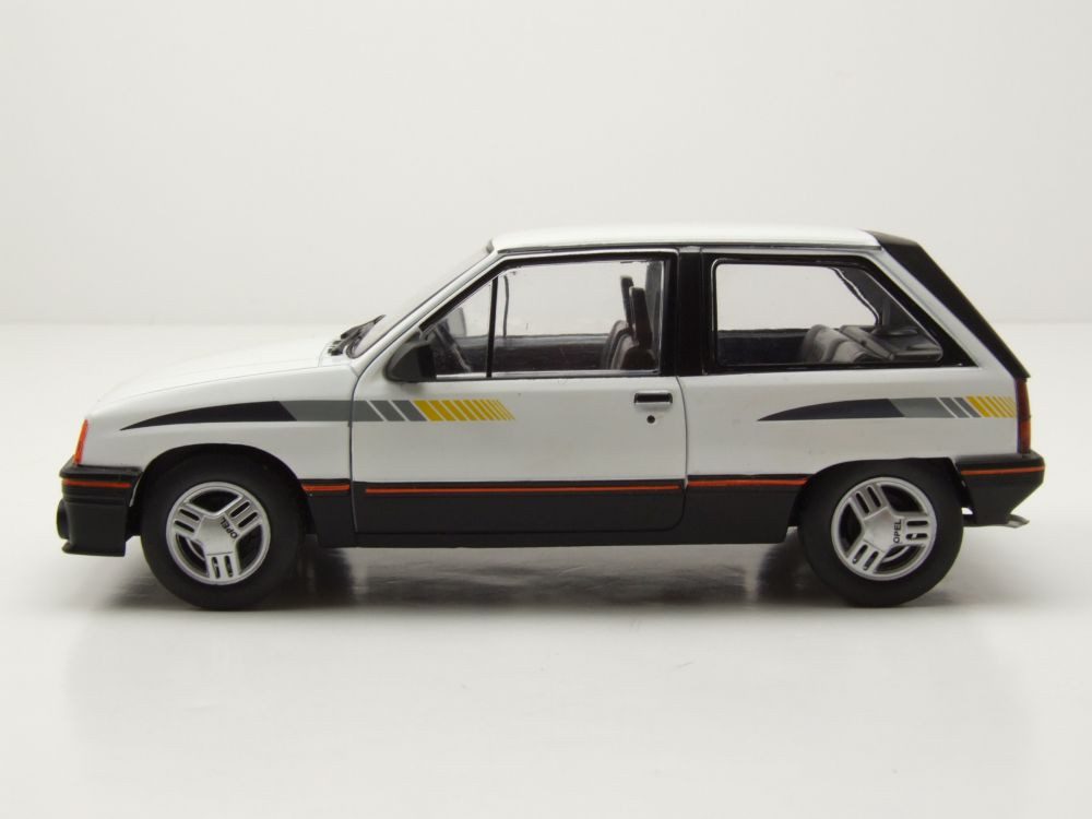 Whitebox Modellauto Opel Corsa A SR 1985 weiß, Maßstab 1:24