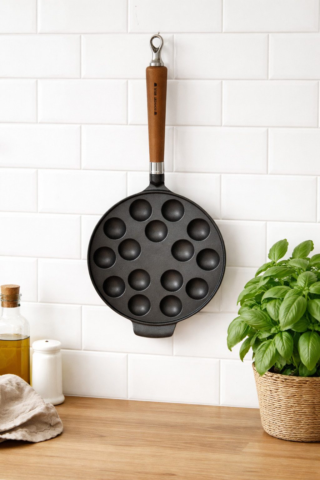 Ronneby Bruk Poffertjespfanne Maestro Poffertjes-Pfanne, Ø 24 cm, mit Holzgriff, Gusseisen (1-tlg)
