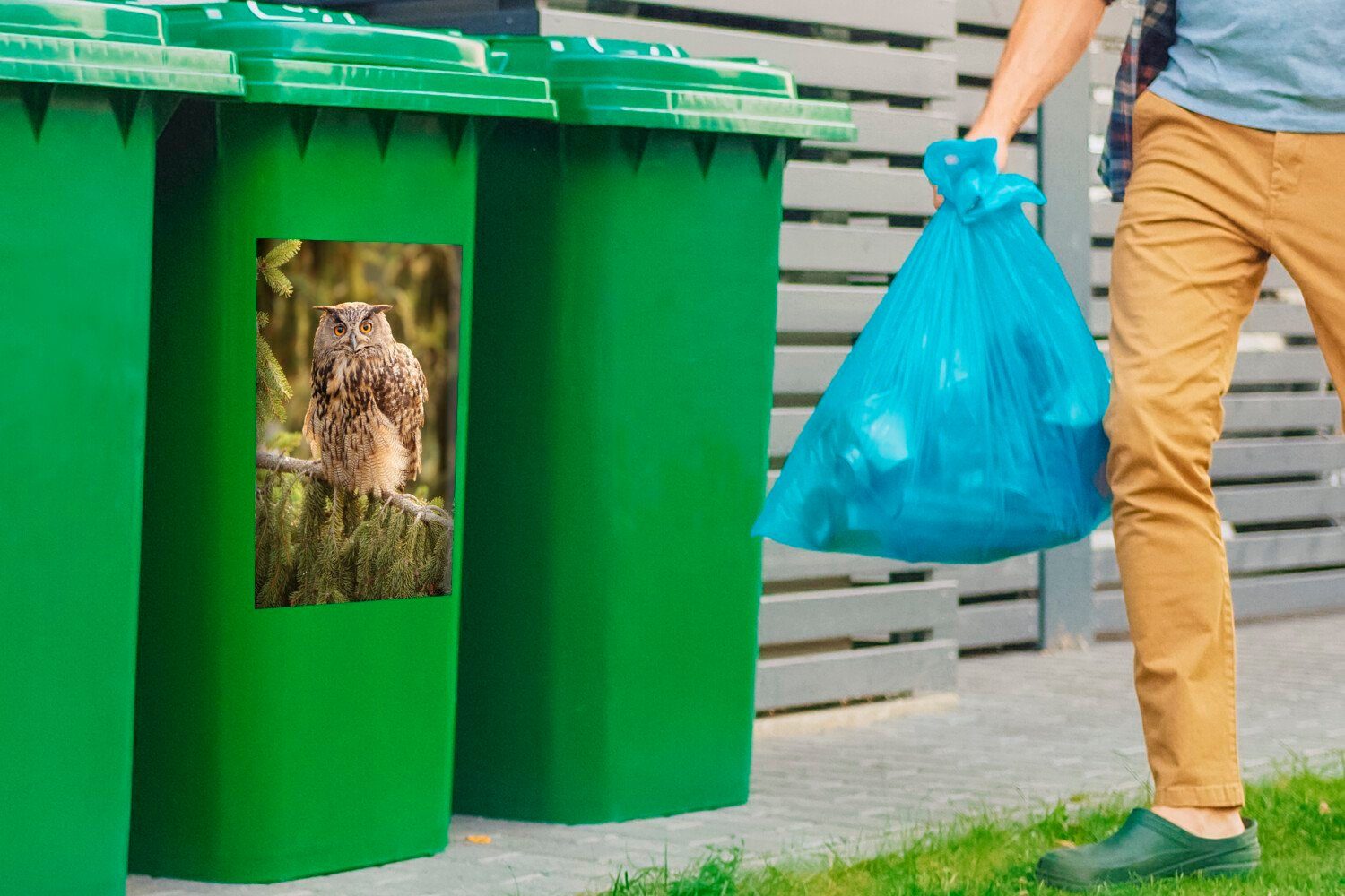 (1 Container, St), Sticker, Nadelbaums eines auf Uhu Mülltonne, Wandsticker MuchoWow Mülleimer-aufkleber, Ein Abfalbehälter einem Ast