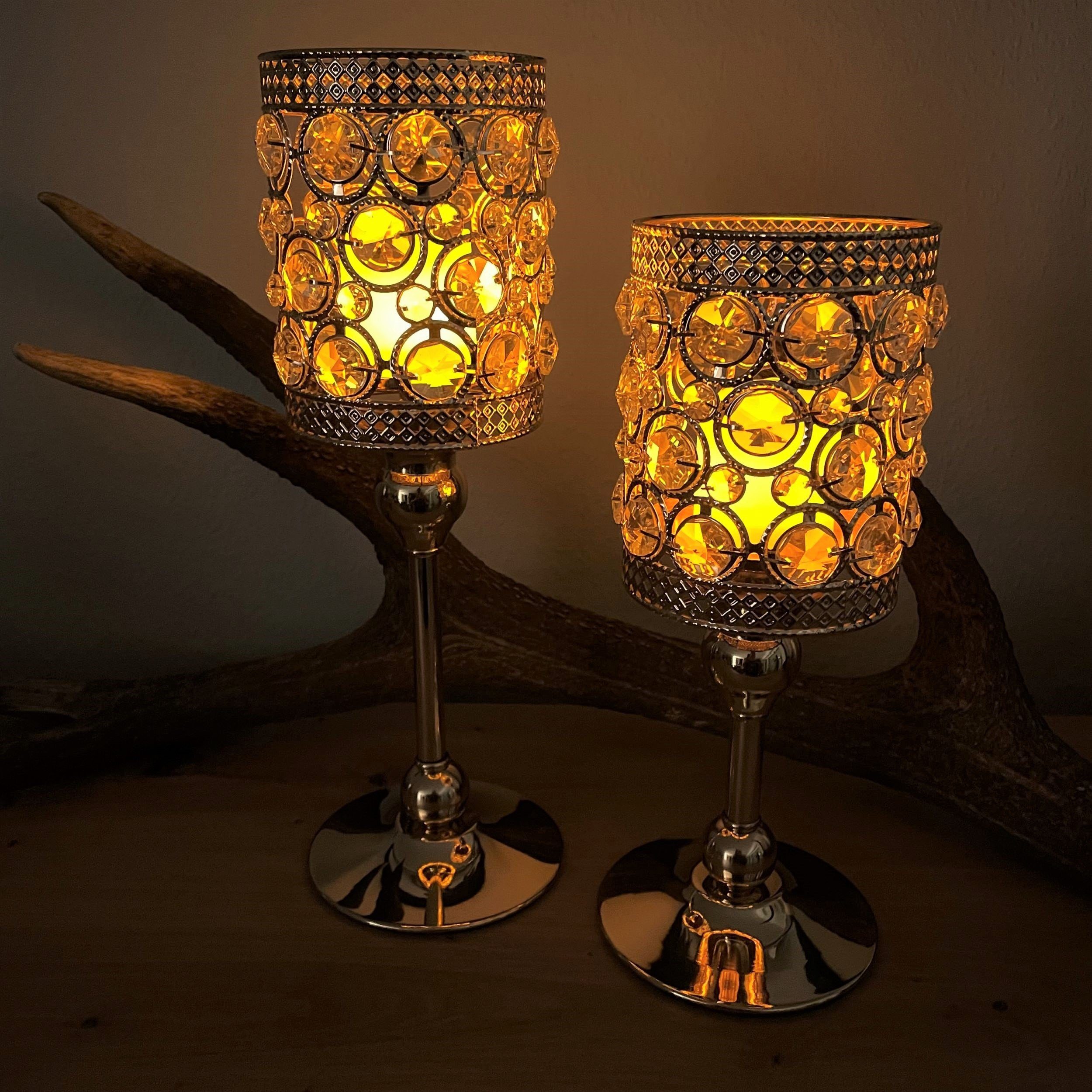 Online-Fuchs Windlicht 2er Set Kerzenständer aus Metall & Glaskristallen  mit LED-Kerze GOLD (DIAMANT-Optik, orientalisch, Maße der LED-Kerze ca. 5  cm hoch und 4,7 cm im Durchmesser), Maße: ca. 27/32 cm hoch Durchmesser