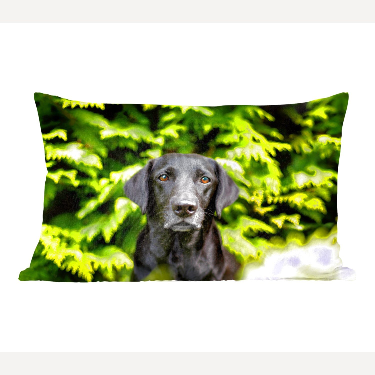 MuchoWow Dekokissen Ein schwarzer Labrador Retriever inmitten der grünen Blätter, Wohzimmer Dekoration, Zierkissen, Dekokissen mit Füllung, Schlafzimmer