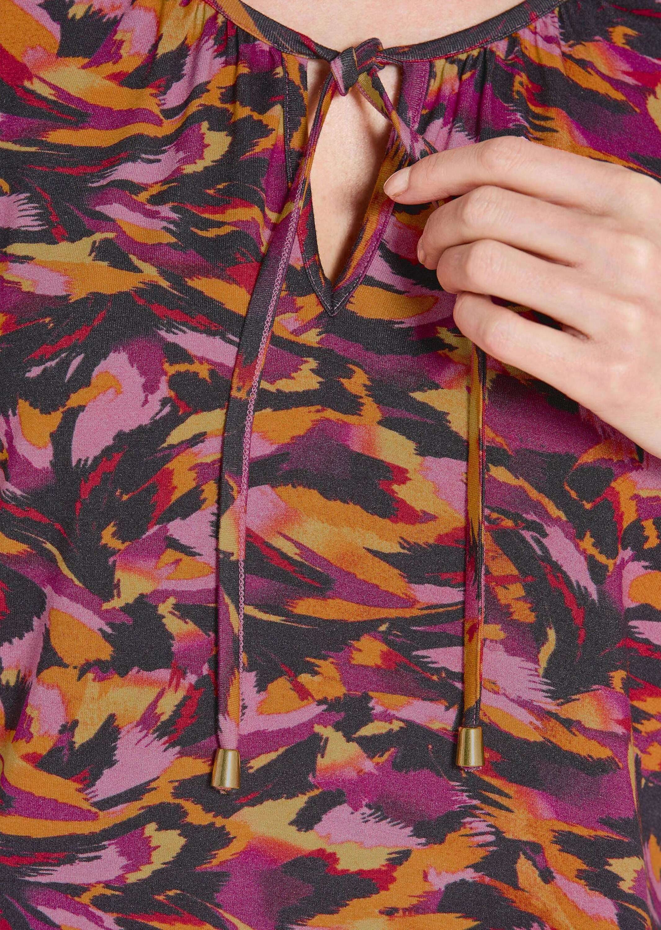 GOLDNER Print-Shirt Kurzgröße: Florales Viskoseshirt mit Rundhals Jerseyshirt mit Allover-Print, geschlitztem Ausschnitt und 3/4-Ärmeln