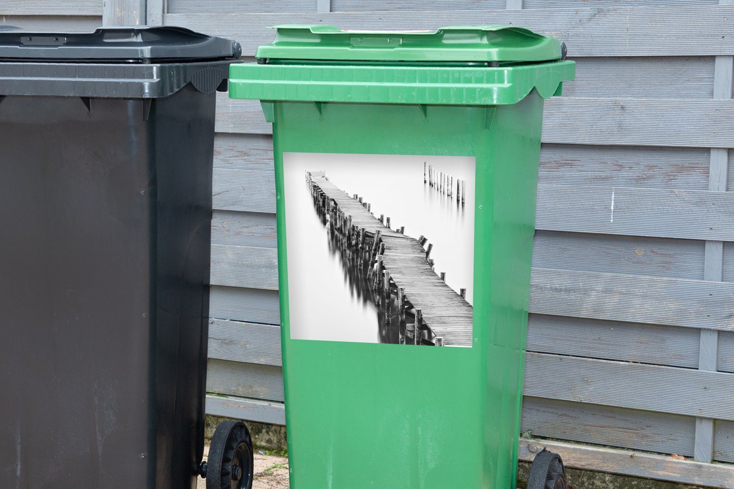 MuchoWow Wandsticker Sticker, Die Container, sich schwarz-weiß spiegelt Wasser alte (1 Mülleimer-aufkleber, St), Abfalbehälter in Mülltonne, im Seebrücke