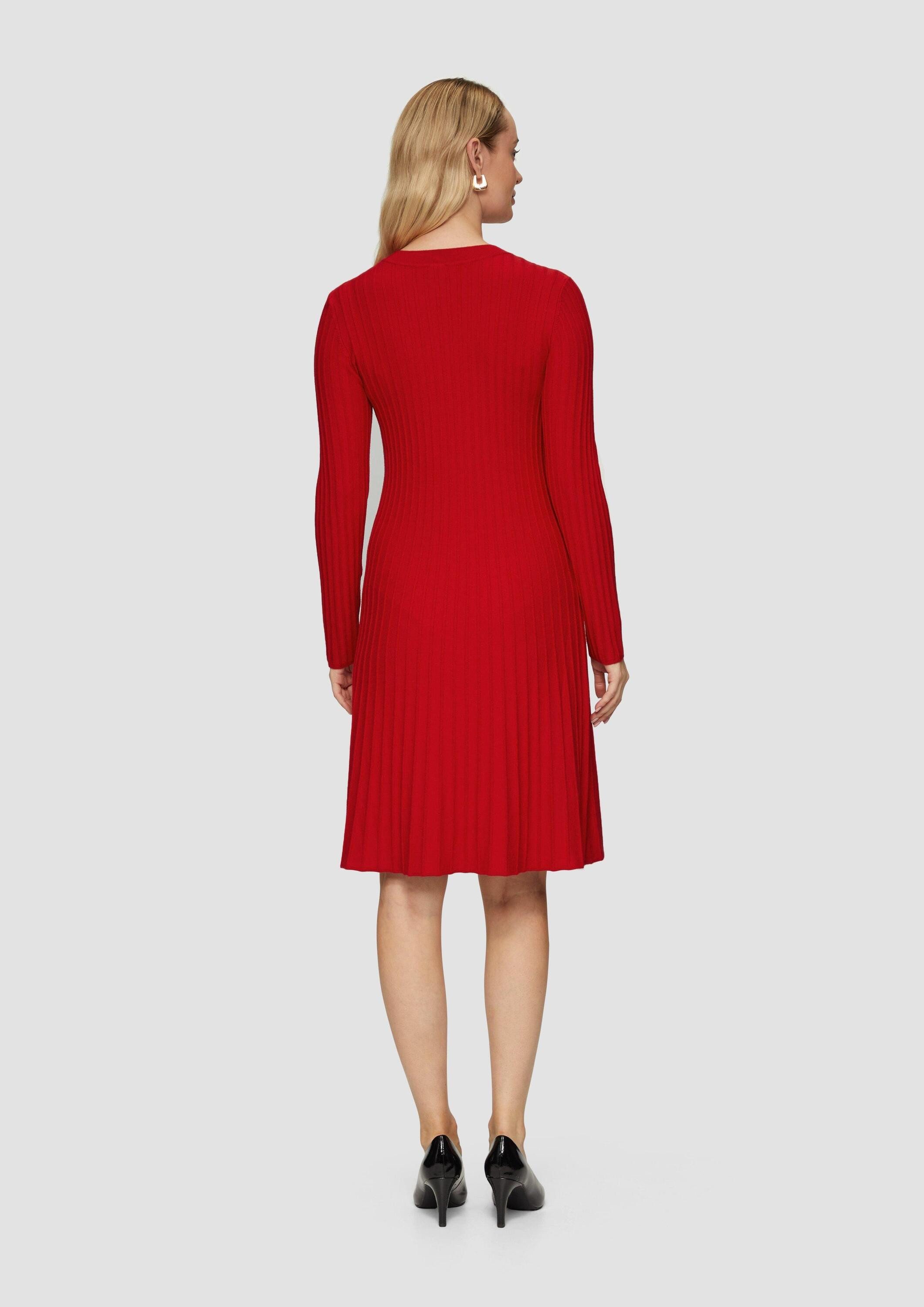 s.Oliver Minikleid Kleid Plissiertes Kleid im Slim Fit aus Viskosemix