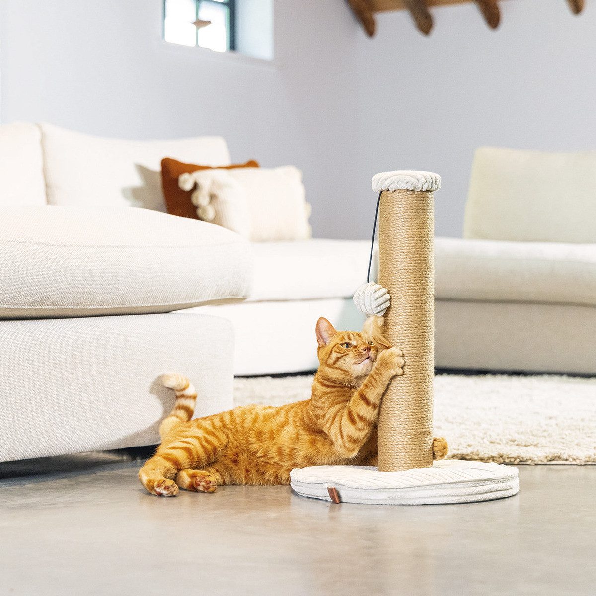 Designed By Lotte Kratzsäule Kratzsäule Ribbed hellgrau