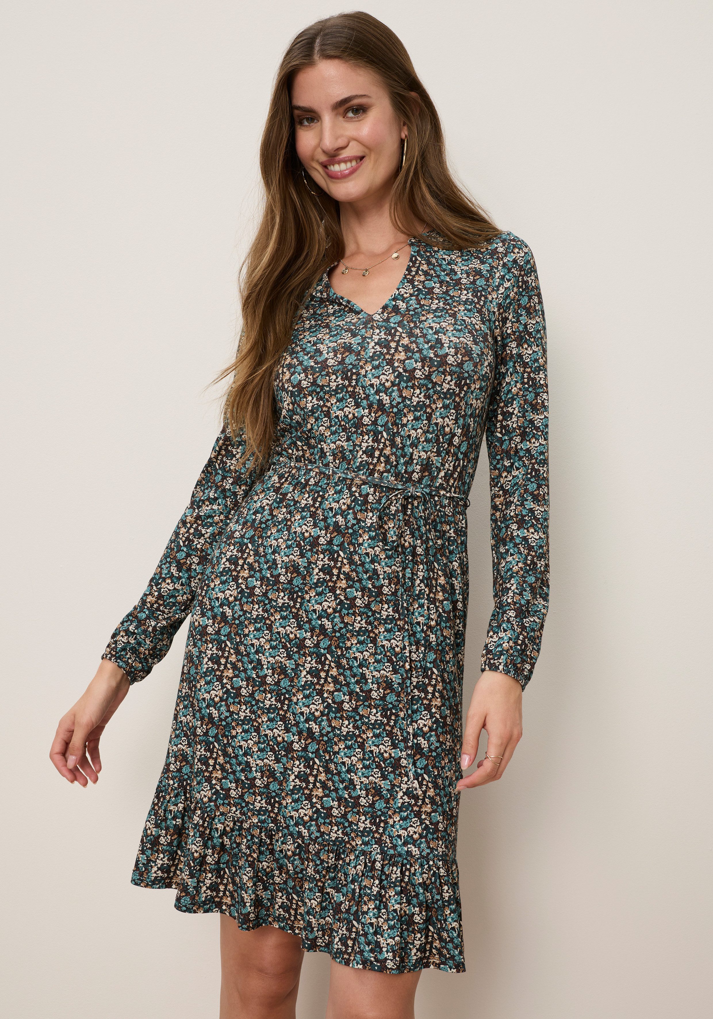 Tamaris Minikleid aus Jersey, gemusterte Optik mit taillierter Passform und Stehkragen. € 49,99, (€ 49,99 pro 1 Stk).