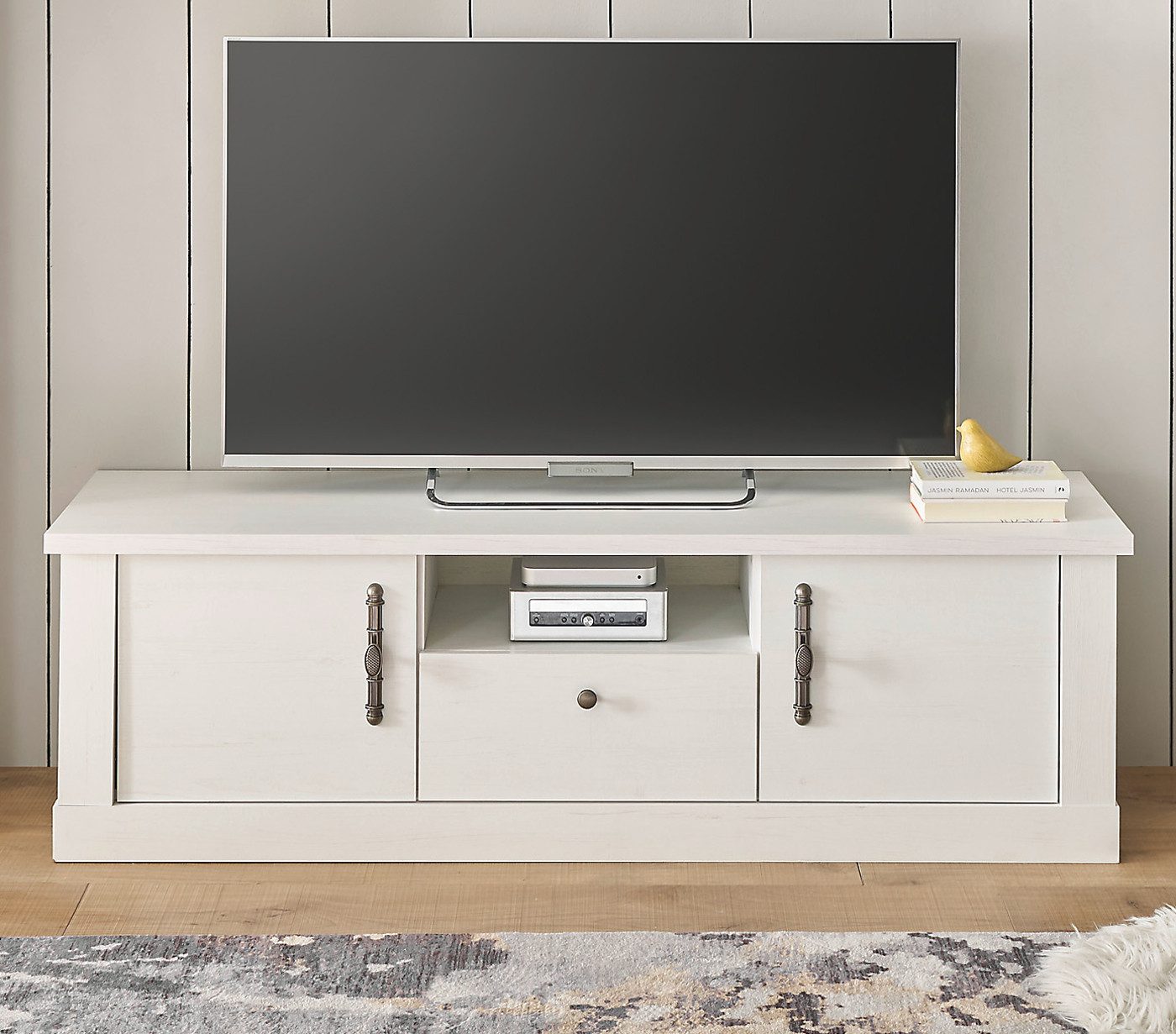 Furn.Design Lowboard Fiastra (TV Unterschrank in Pinie weiß Landhaus, 155 x 47 cm), Metallgriffe, Soft-Close-Funktion