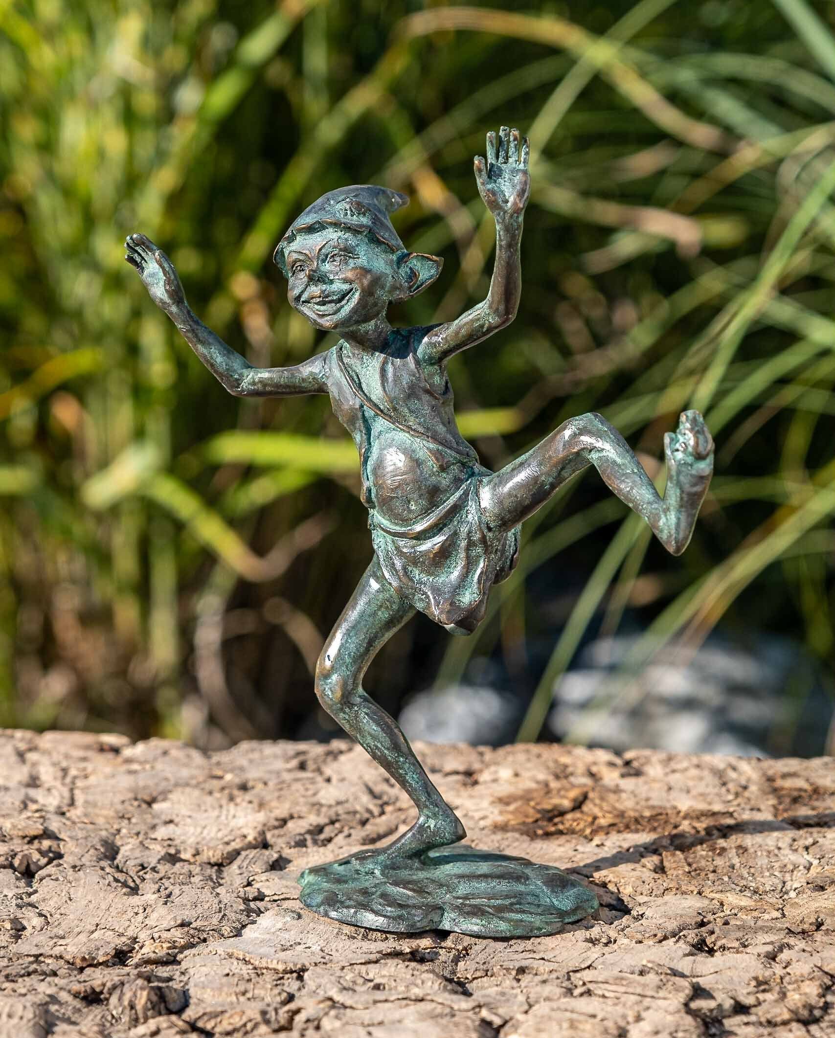 und Bronze patiniert. in Elf Langlebig witterungsbeständig – IDYL Frost, Bronze-Skulptur Bronze Modelle robust und gegen sehr in IDYL tanzend, von UV-Strahlung. – Regen gegossen Dekofigur Hand – werden Die Wachsausschmelzverfahren