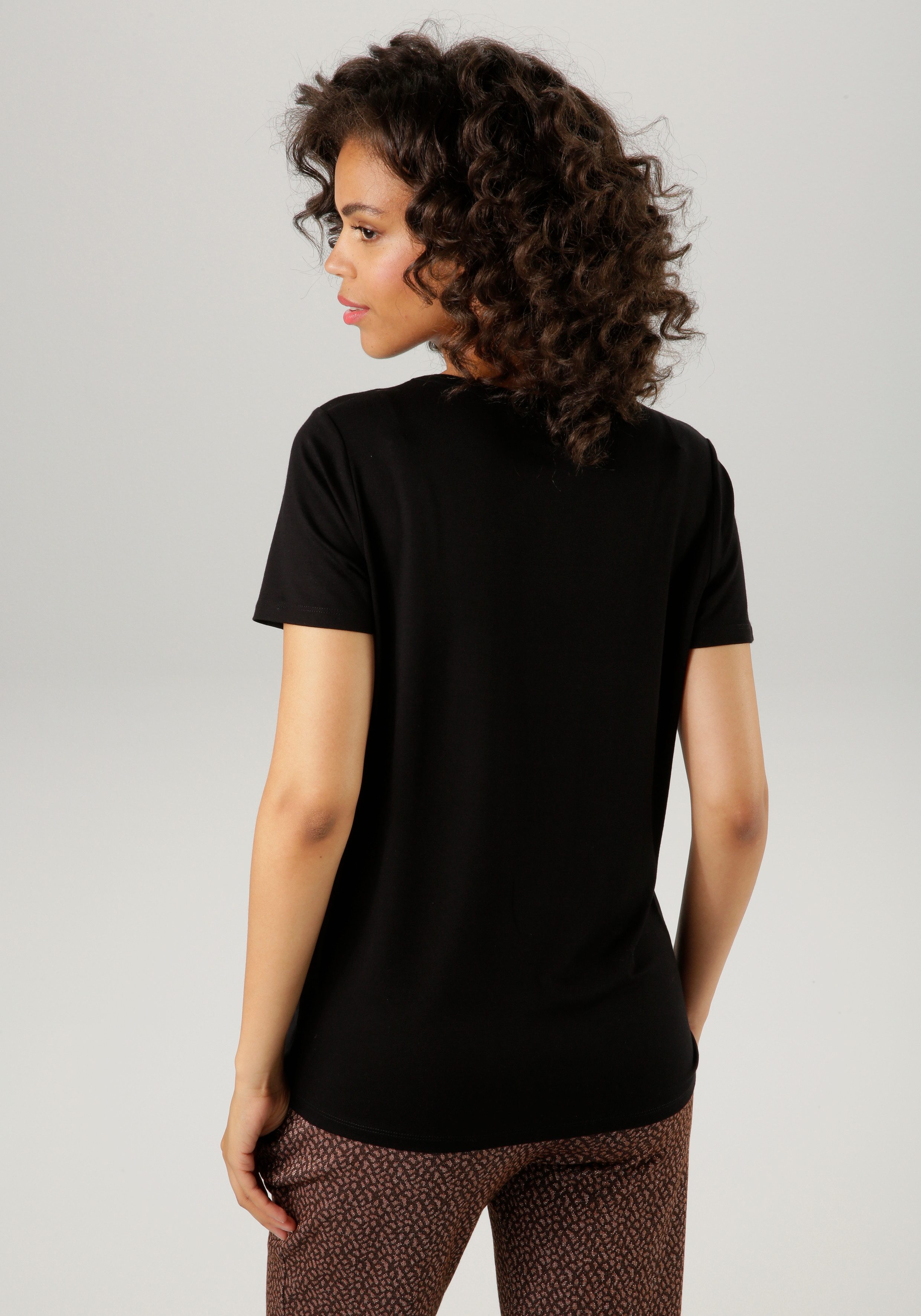 Aniston CASUAL T-Shirt mit abstraktem Gesicht aus glänzendem Folienprint günstig online kaufen