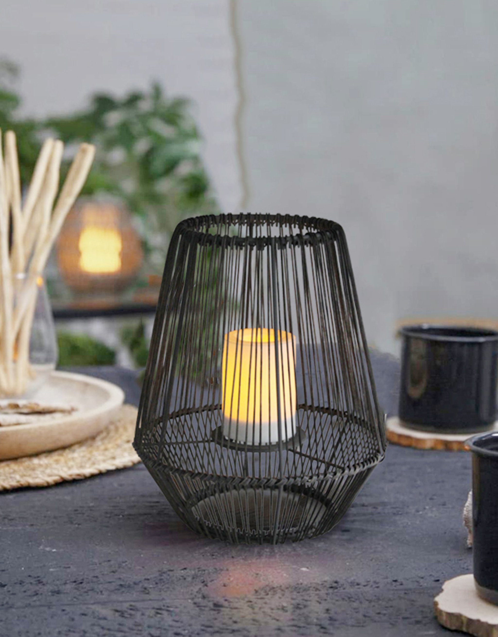 Arnusa LED Solarleuchte Laterne mit Solarkerze LED Stehlampe Dekoleuchte Rattan Optik, Kerzeneffekt, LED fest integriert, warmweiß, Indoor und Outdoor modernes  – Bild 2 von 5