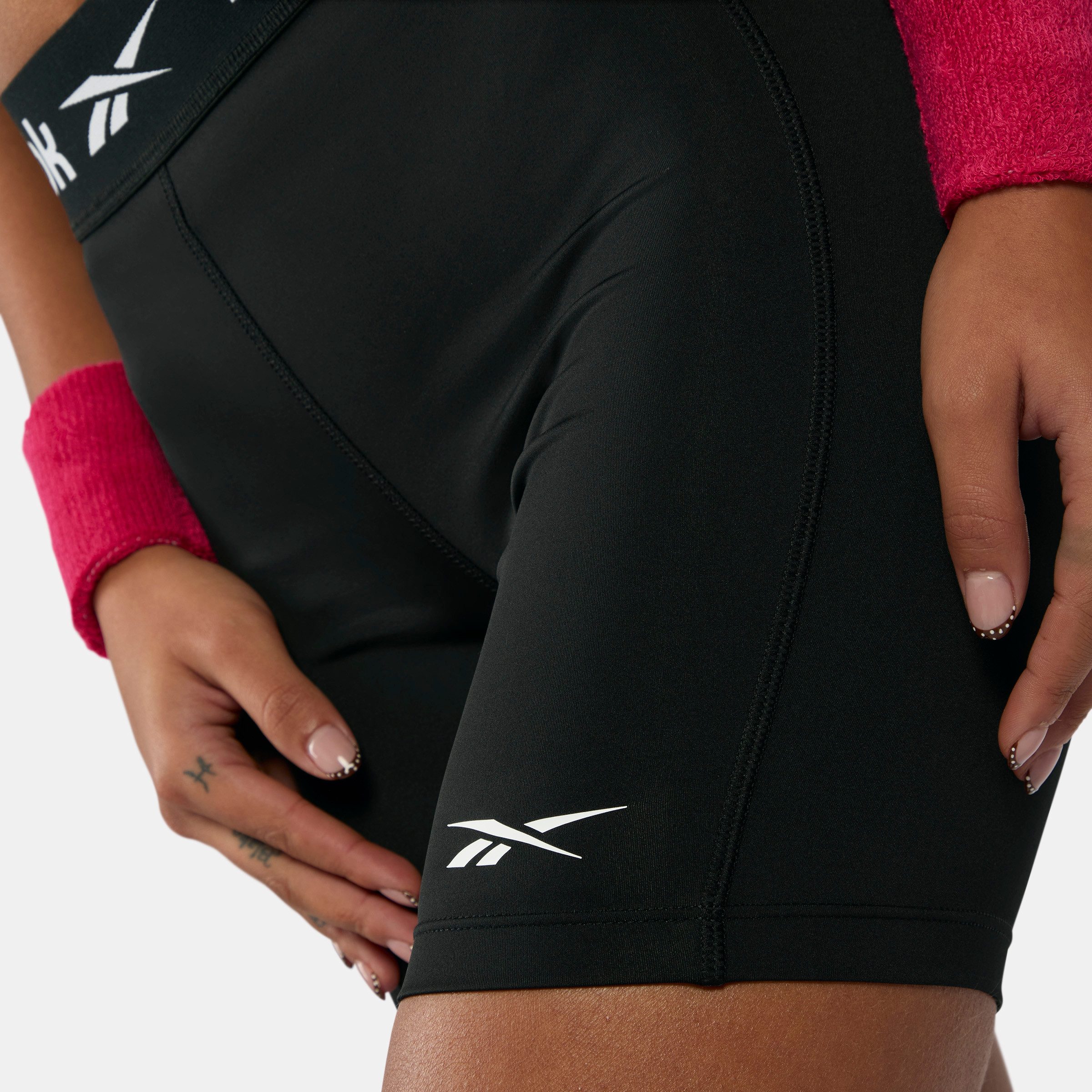 Reebok Trainingsshorts ID TRAIN RUCHED BIKER SHORTS aus Polyester und Elasthan, bequeme Passform, in den Größen XS bis XXL