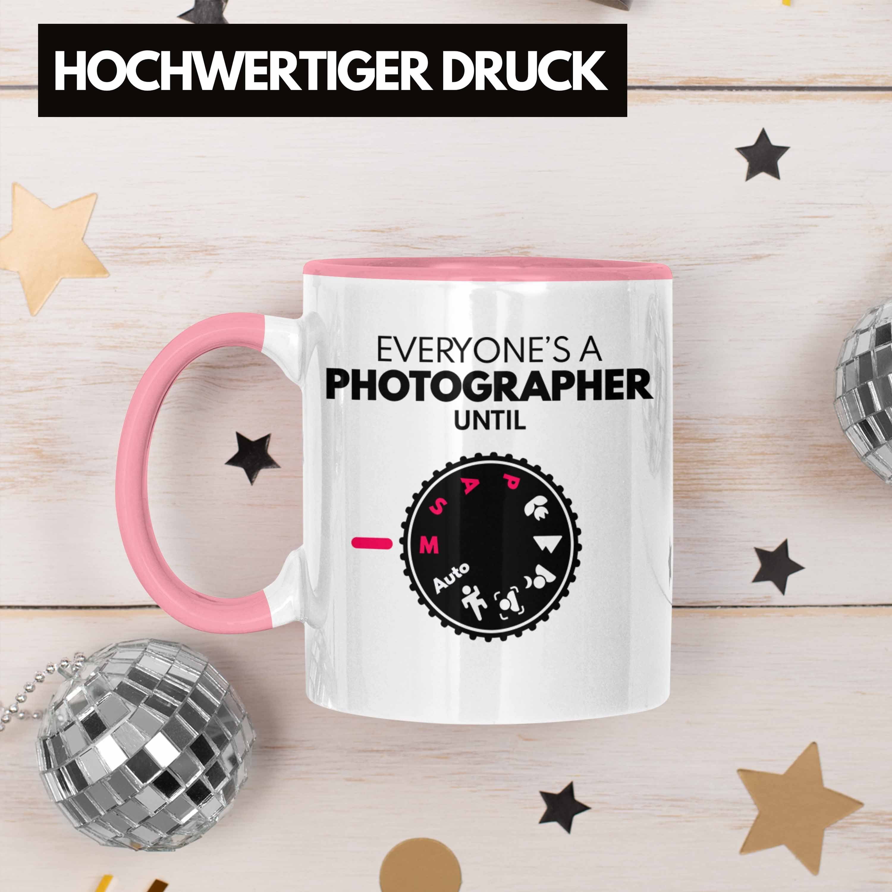 Trendation Tasse Trendation - Fotograf Geschenkideen Tasse Fotografieren Geschenk Lustig Kaffeetasse Grafik Rosa Insider Fotografie Zubehör