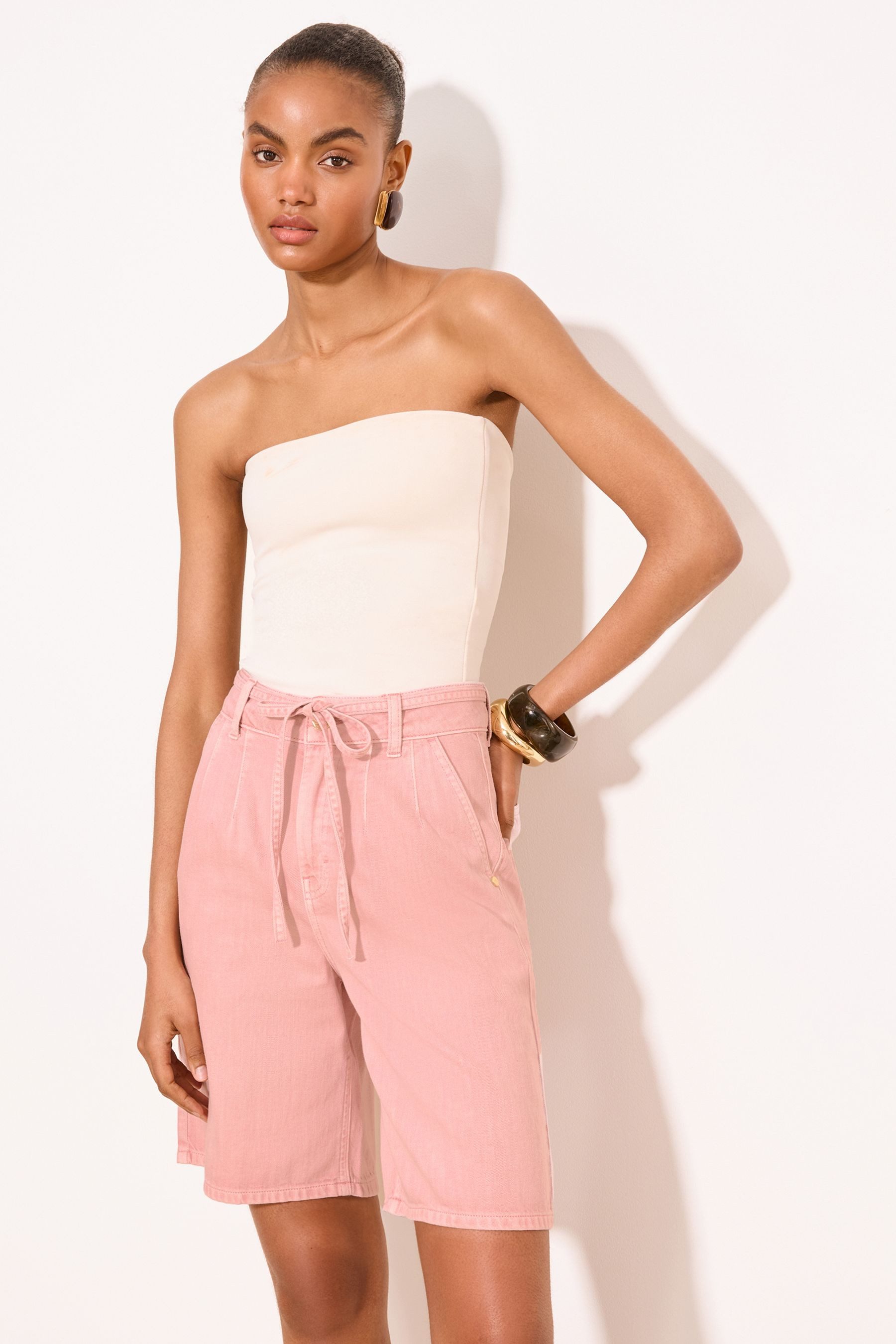 LIPSY Jeansshorts Lipsy Bermuda-Denimshorts mit Bindegürtel, Regular (1-tlg)