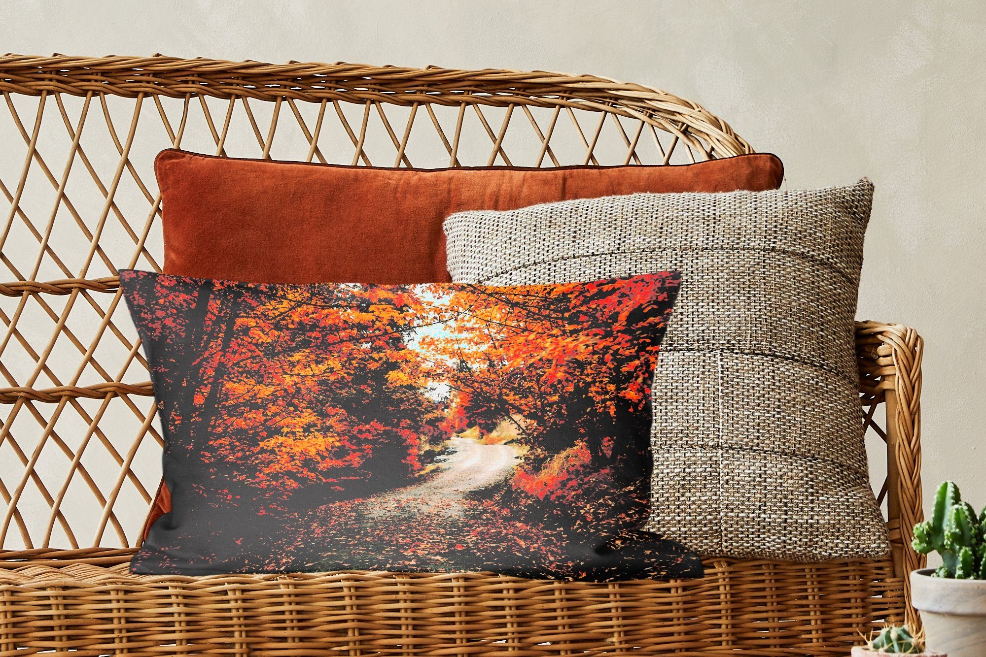 mit Herbstwald - Zierkissen, - Wohzimmer Dekokissen - Schlafzimmer Ländlich, Füllung, Laub Dekoration, MuchoWow Weg Dekokissen