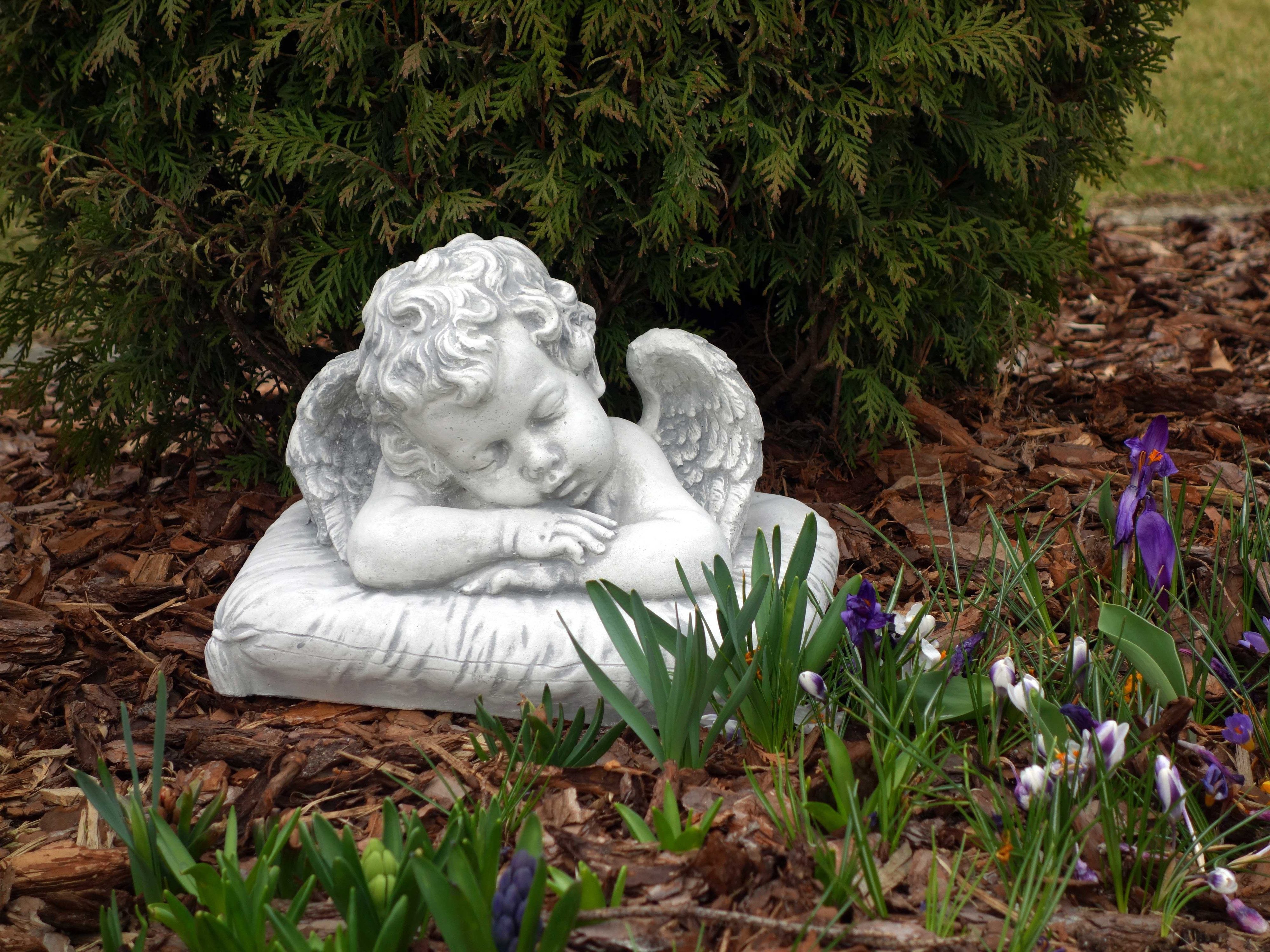 gartendekoparadies.de Gartenfigur Schlafender Engel Grabengel, Steinfigur, H. 24 cm, 20 kg, Frostsicher