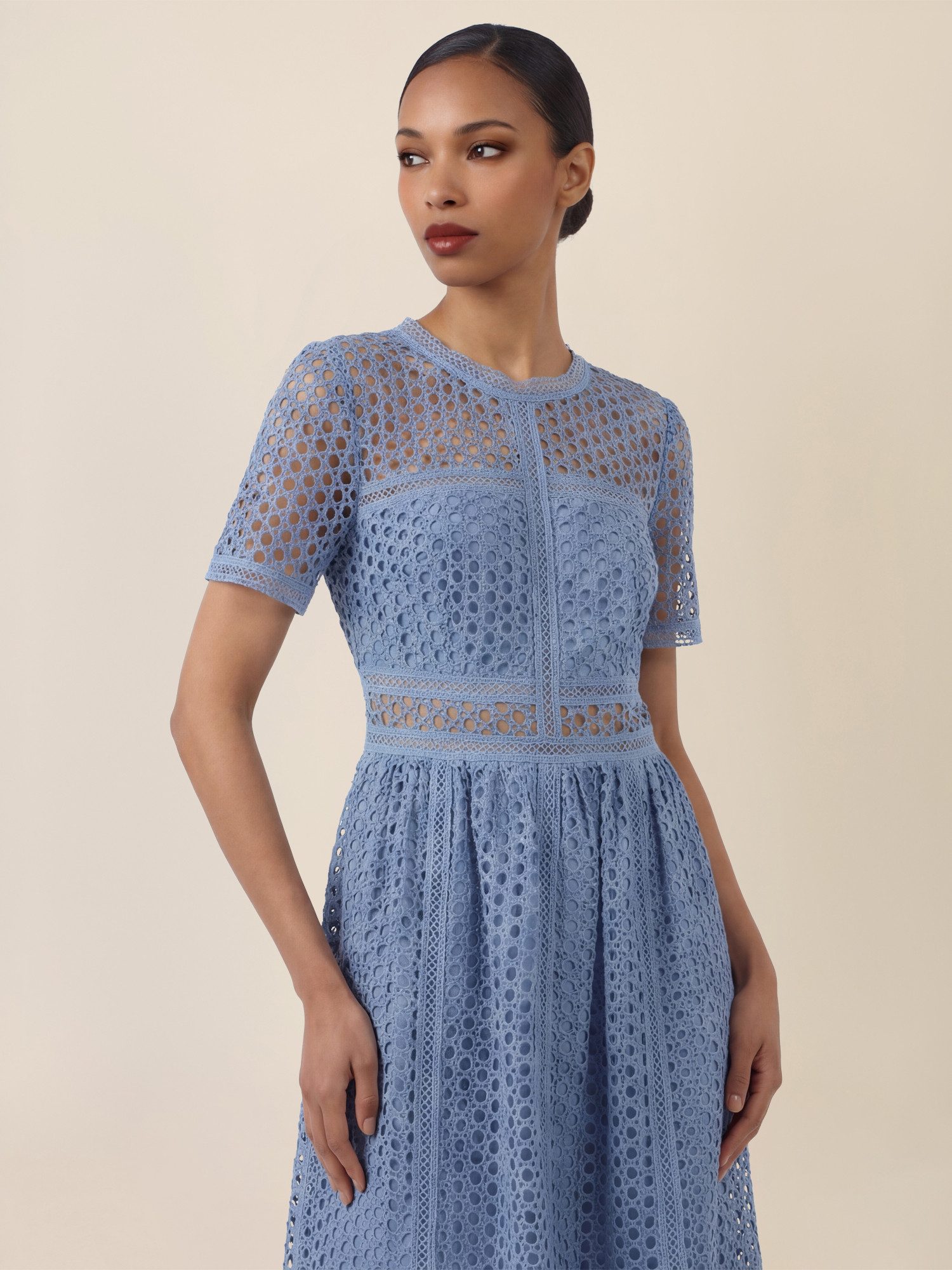 Apart Spitzenkleid mit Häkelspitze und Transparenz