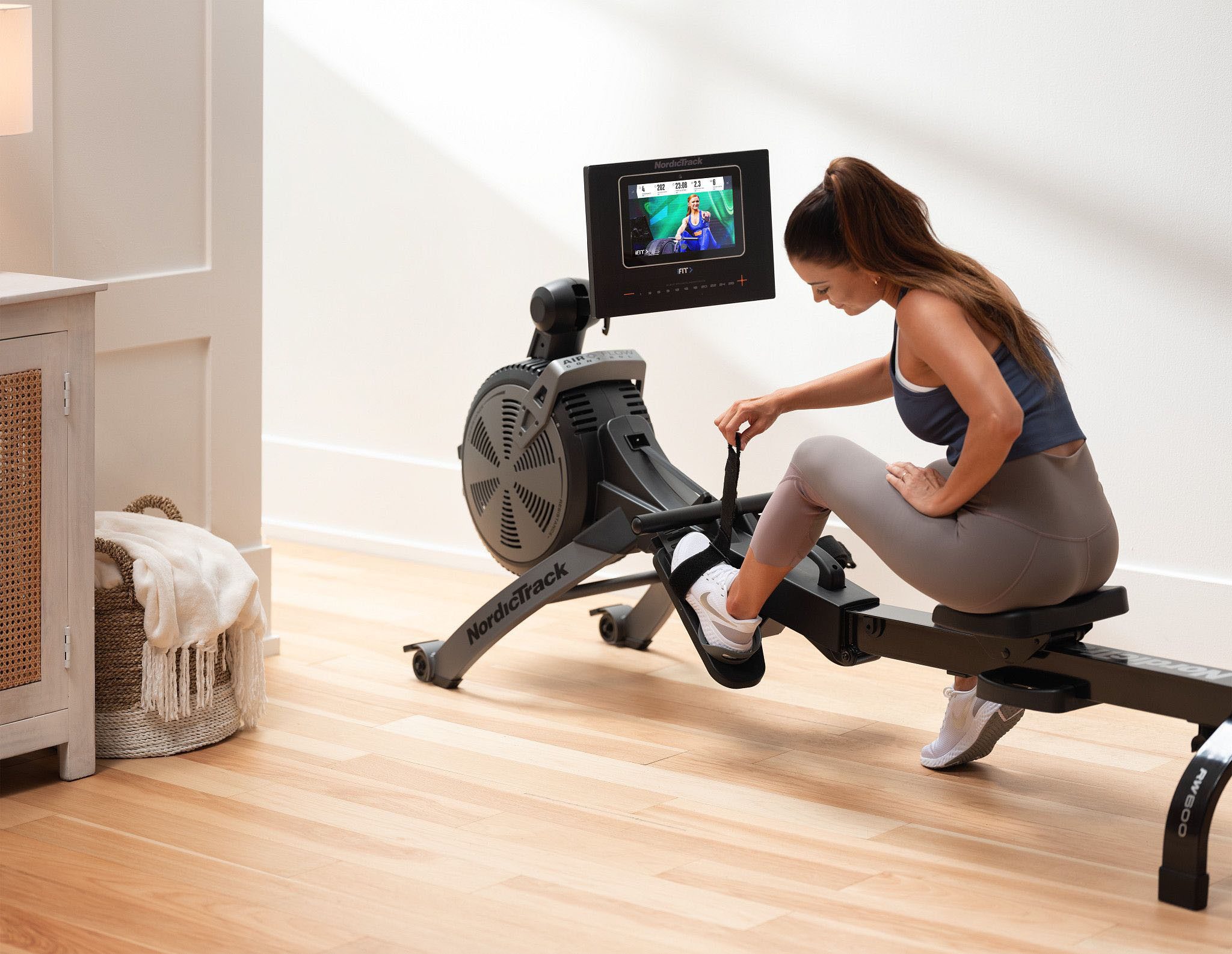 NordicTrack Rudergerät NordicTrack RW600 (115 kg max. Benutzergewicht, mit schwenkbarem 7'' Touchscreen, Sport), Rudermaschine, motorgesteuertes Magnetbremssystem SMR, klappbar