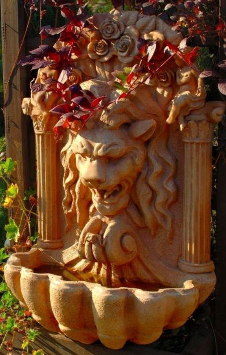 Casa Padrino Wasserspiel Barock Kunststein Wandbrunnen Löwe H. 97 cm - Verschiedene Farben - Gartenbrunnen im Barockstil beige