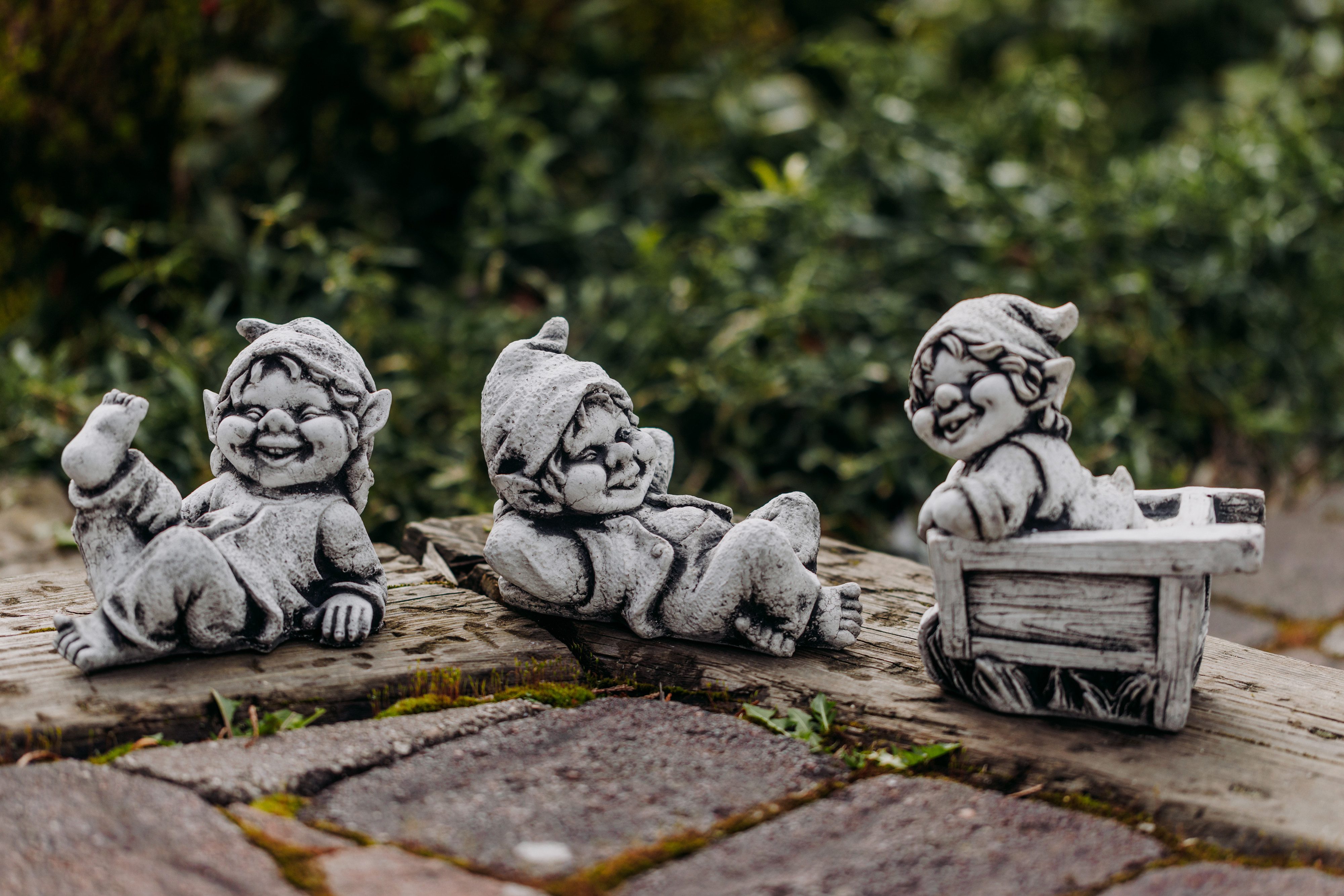 gartendekoparadies.de Gartenfigur 5er Set Gnom Familie, Steinfiguren Wichtel Gnome H. 13-17 cm, 10 kg, (5er-Set), Frostsicher