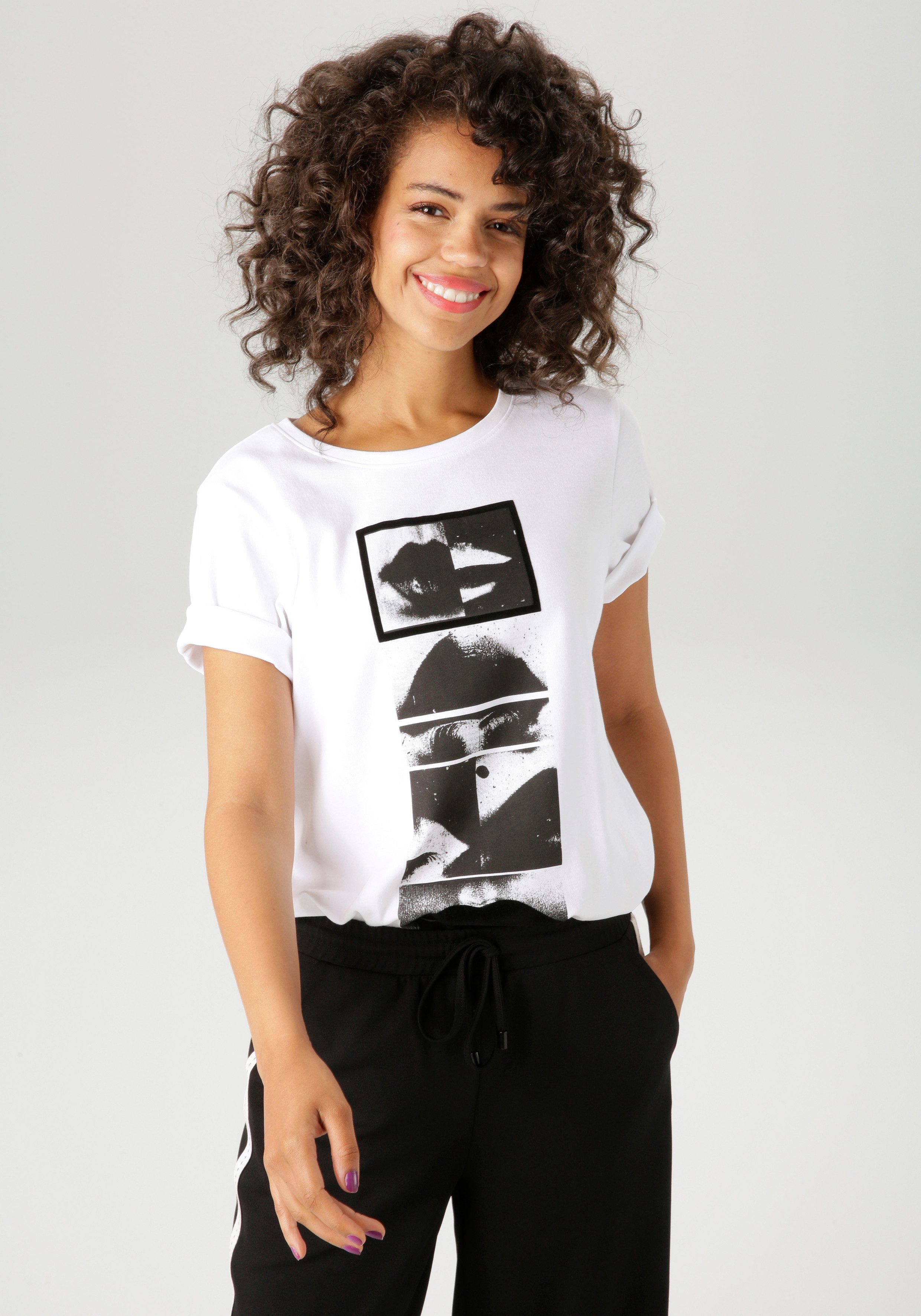 Aniston CASUAL T-Shirt mit Samt verziertem, extravaganten Frontdruck günstig online kaufen