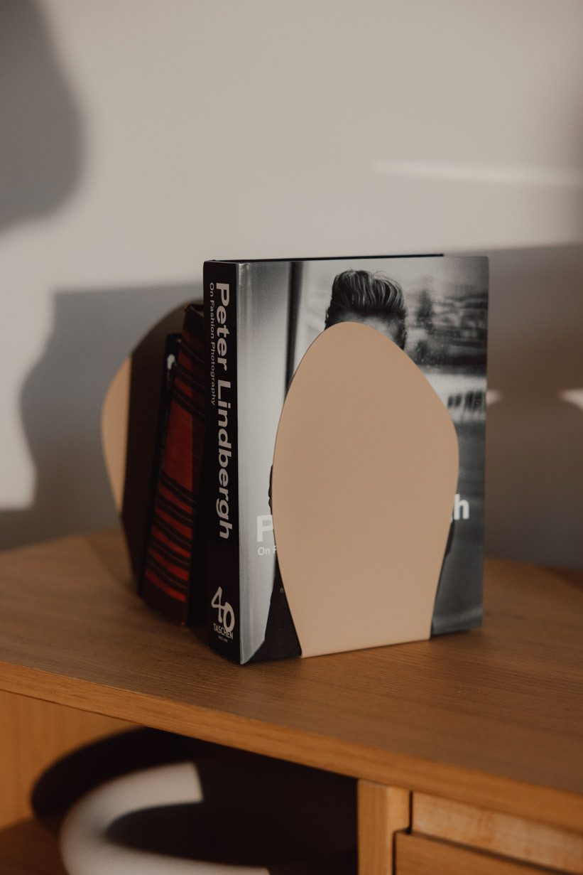 Metallbude Buchstütze DARCY (2-er Set), handgefertigt mit Präzision