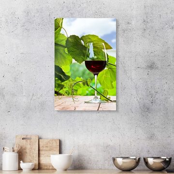 Posterlounge Acrylglasbild Editors Choice, Glas mit Rotwein im Weinberg, Küche Mediterran Fotografie