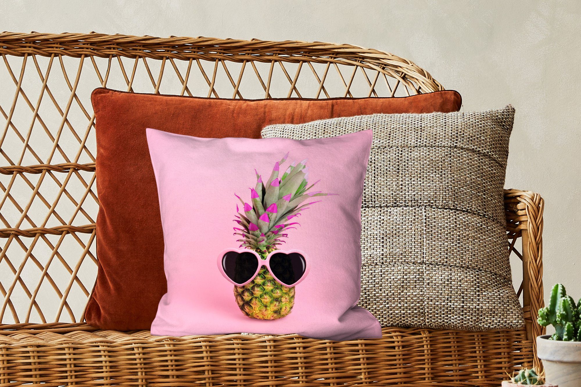 Wohzimmer, für Deko, Sofakissen Sonnenbrille, Dekokissen mit mit vor Füllung rosa Zierkissen Schlafzimmer, Ananas Hintergrund einem MuchoWow Eine