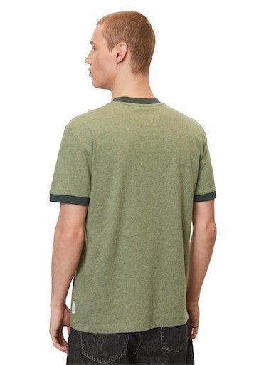 Marc O'Polo T-Shirt der DENIM dezentem green auf earthy Markenlabel Brust mit