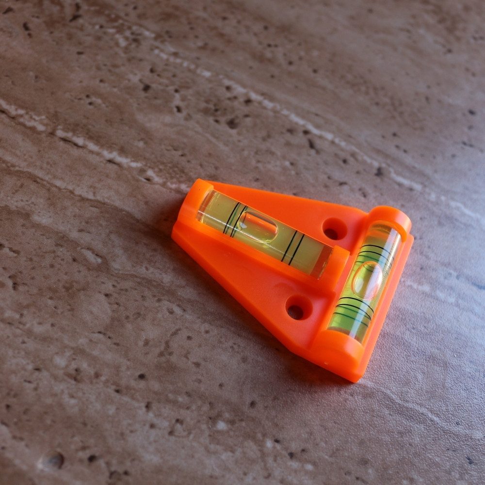 ProPlus Wasserwaage Kreuzwasserwaage klein T-Wasserwaage, (Pyramiden Waage, mit zwei Libellen), für Wohnwagen, Wohnmobil, Haus und Heim