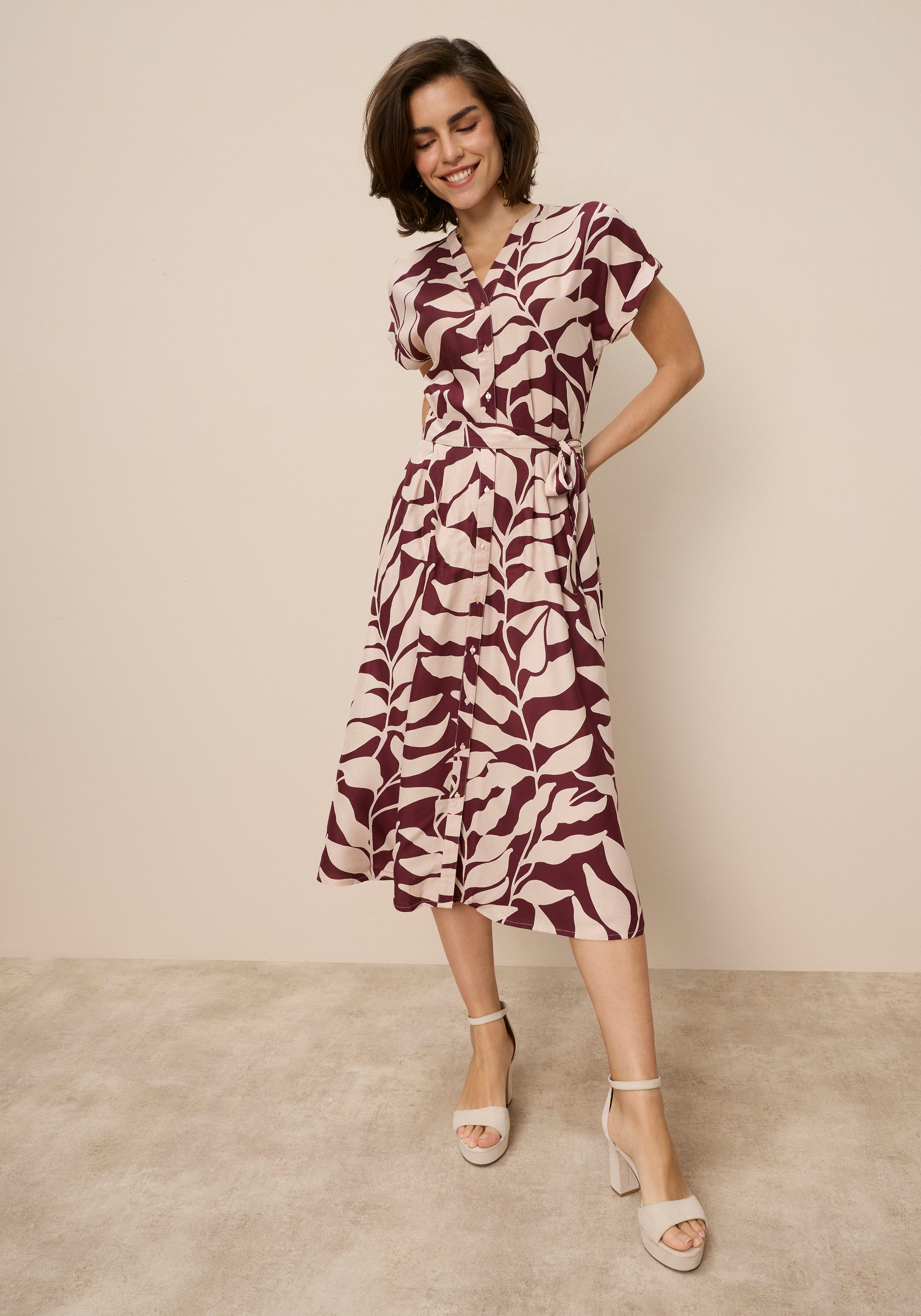Tamaris Hemdblusenkleid mit tailliertem Bindegürtel und Knopfleiste (Set, 2-tlg., mit Bindegürtel) aus Viskose, für Frühling und Sommer, gemustert, Mitte-Wade-Länge