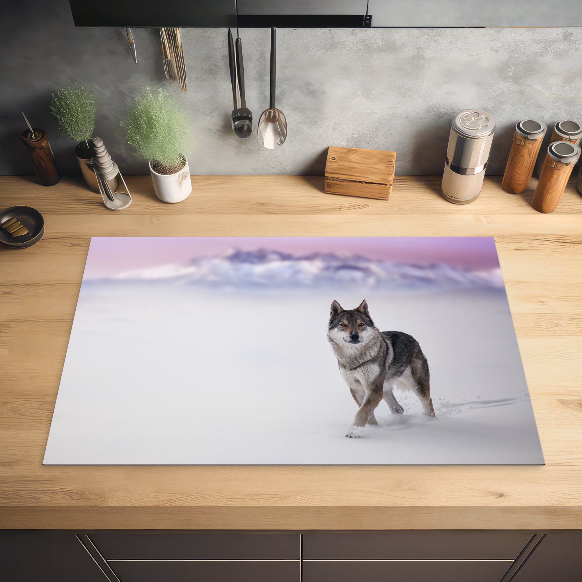 Schutz Wolf MuchoWow - Schnee die für tlg), 81x52 Induktionskochfeld cm, Berge, - küche, Ceranfeldabdeckung (1 Herdblende-/Abdeckplatte Vinyl,