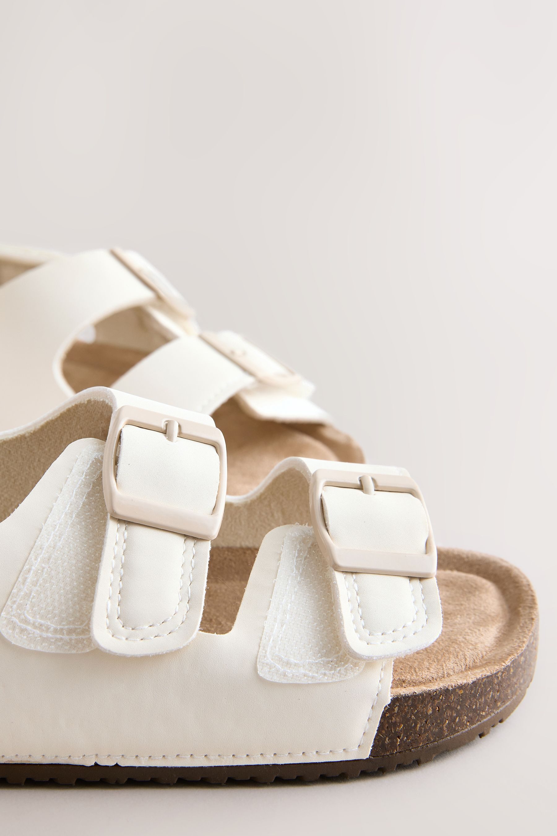 Next Sandale mit Doppelschnalle + gepolstertem Fußbett Sandale (1-tlg)